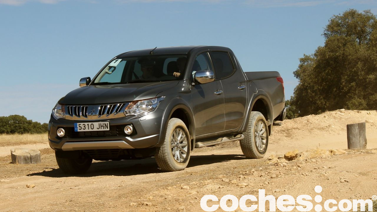 Ponemos a prueba el Mitsubishi L200 2015, la quinta generación de un pick-up que gana potencia y robustez pero al mismo tiempo se refina imitando a los SUV.