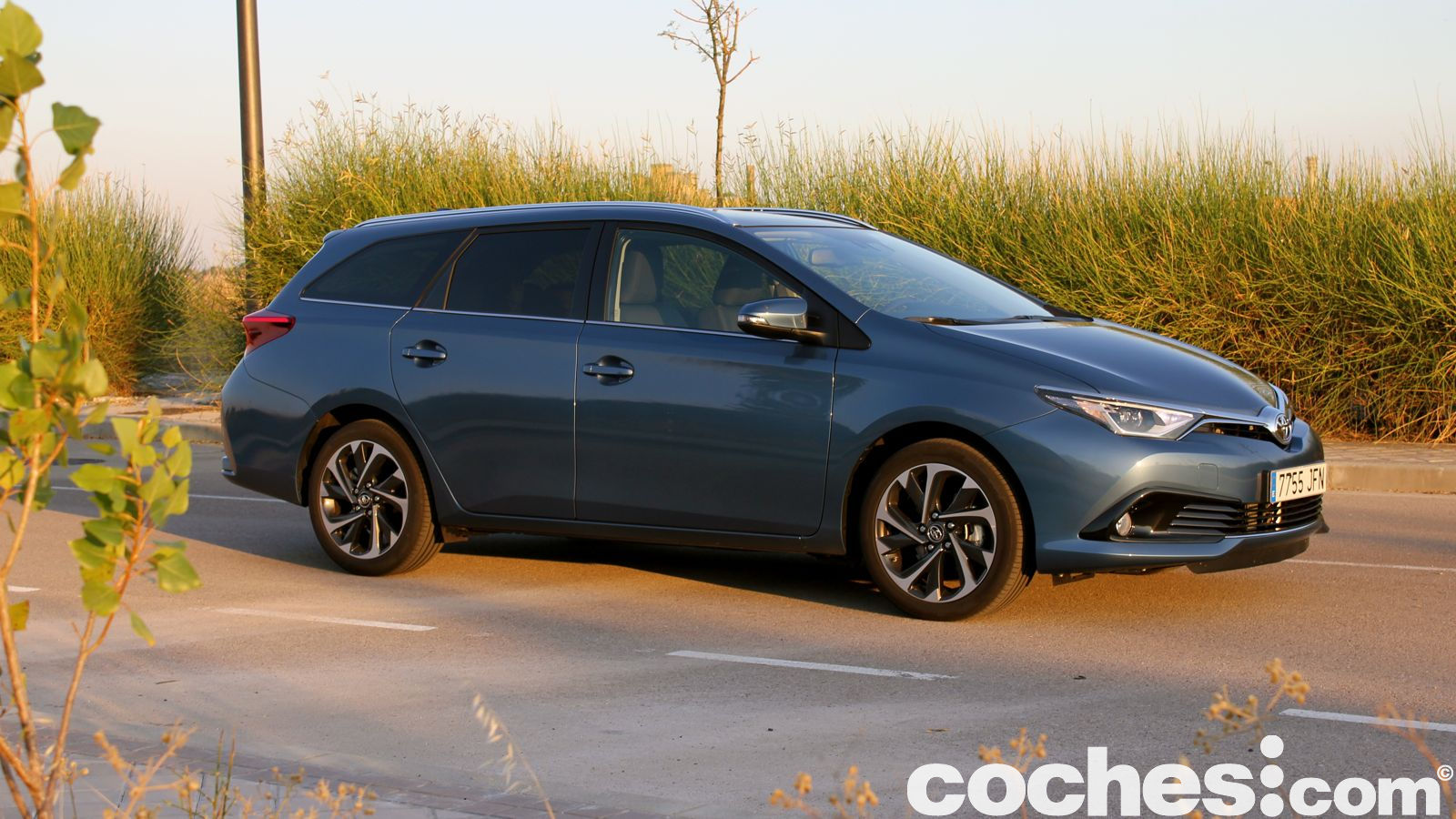 Los cambios en el Toyota Auris Touring Sports 2015, la carrocería familiar del compacto, lo hacen más apetecible. Con motor diésel destaca por bajo consumo.