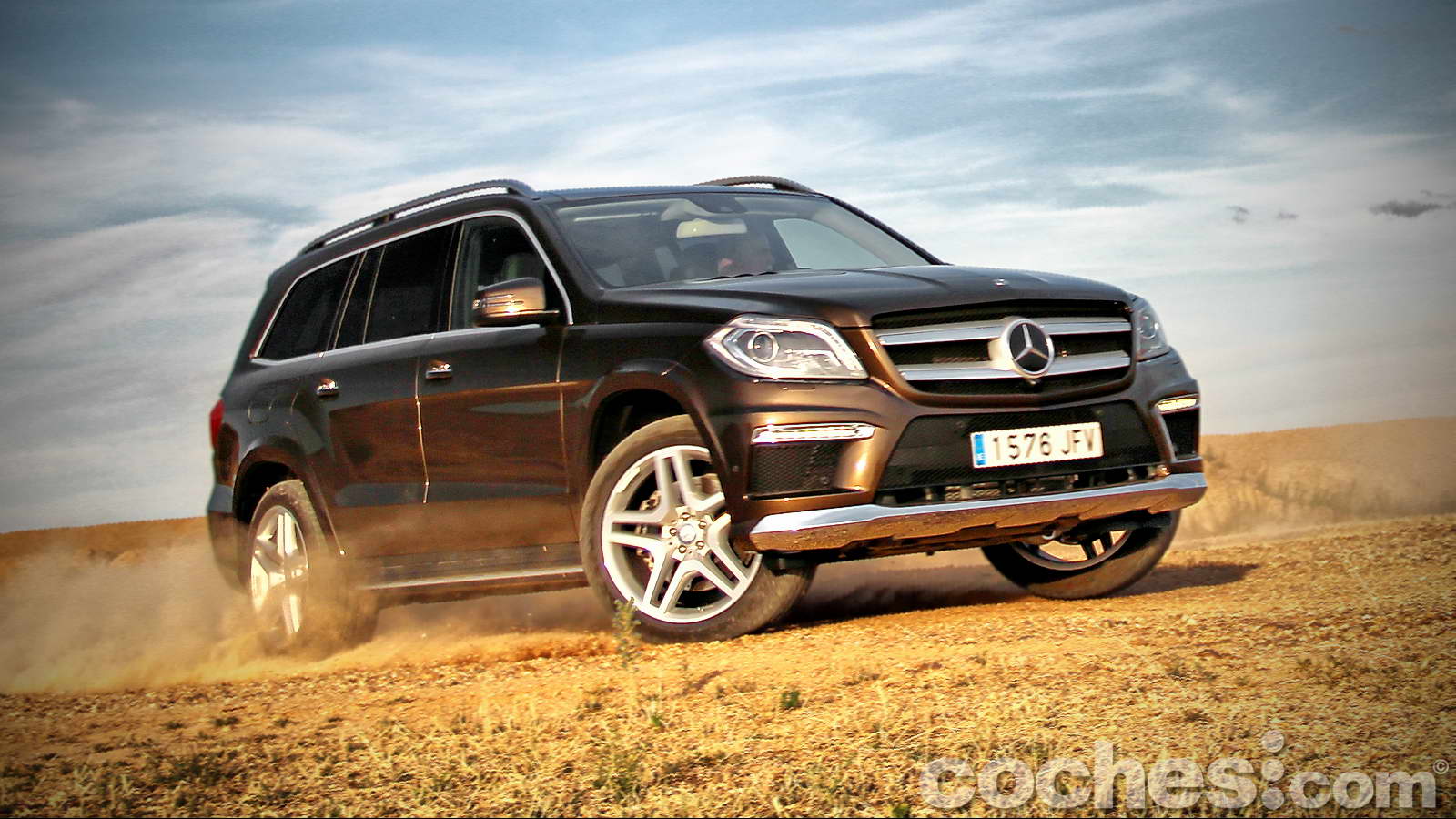 El Mercedes-Benz GL es el “Clase S de los todocamino de lujo”. Un modelo que prima el confort y la seguridad de sus 7 ocupantes, sea cual fuere el tipo de terreno por el que se circule.