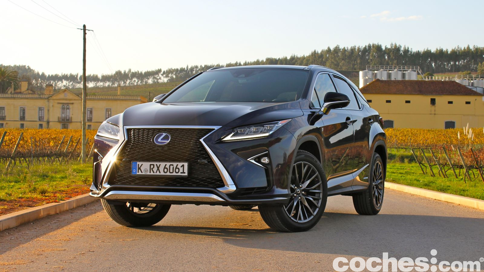 Nos ponemos al volante del Lexus RX 2016. Quiere sacarse de encima su carácter burgués con una línea más deportiva sin renunciar a su idiosincrasia híbrida.