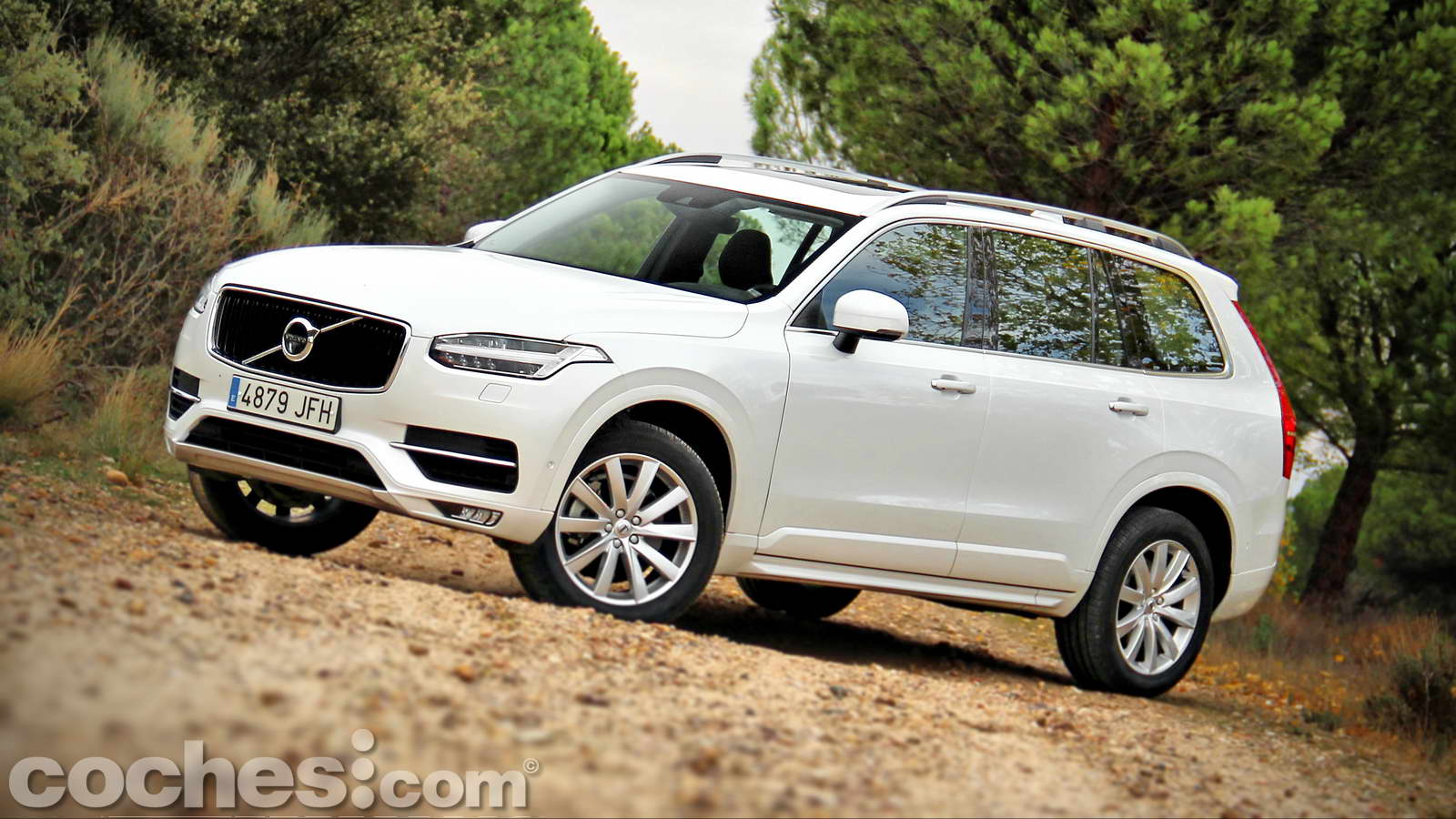 La segunda generación del Volvo XC90 nos cautiva con su diseño “rompedor”, sin renunciar a ofrecer espacio de sobra para toda la familia con sus 7 auténticas plazas, por sus eficientes propulsores, además del avanzado despliegue tecnológico del que hace gala, y por seguir siendo uno de los vehículos más seguros del mundo.