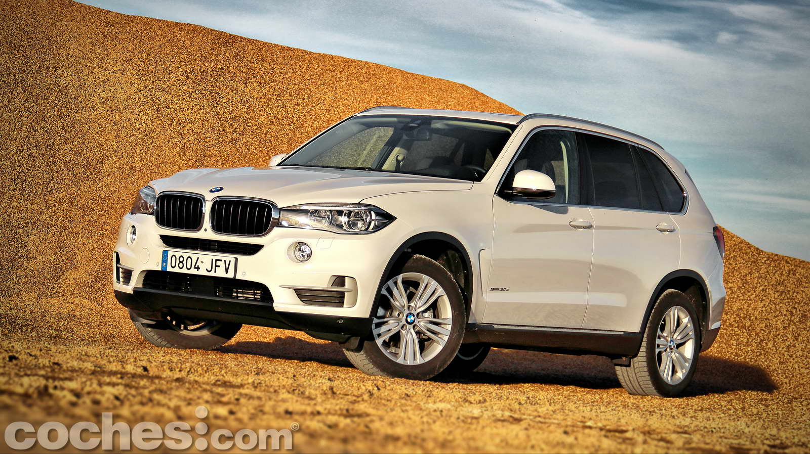 El BMW X5, uno de los representantes más veteranos de la categoría de los SUV premium sabe jugar sus cartas para conservar su posición hegemónica.
