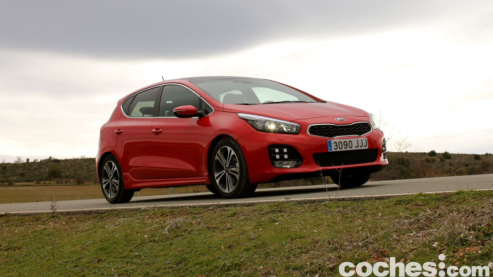 El Kia cee´d 2016 renueva su motor diésel más potente, el 1.6 CRDi de 136 CV. Lo probamos ligado al cambio automático y al acabado más deportivo, el GT Line
