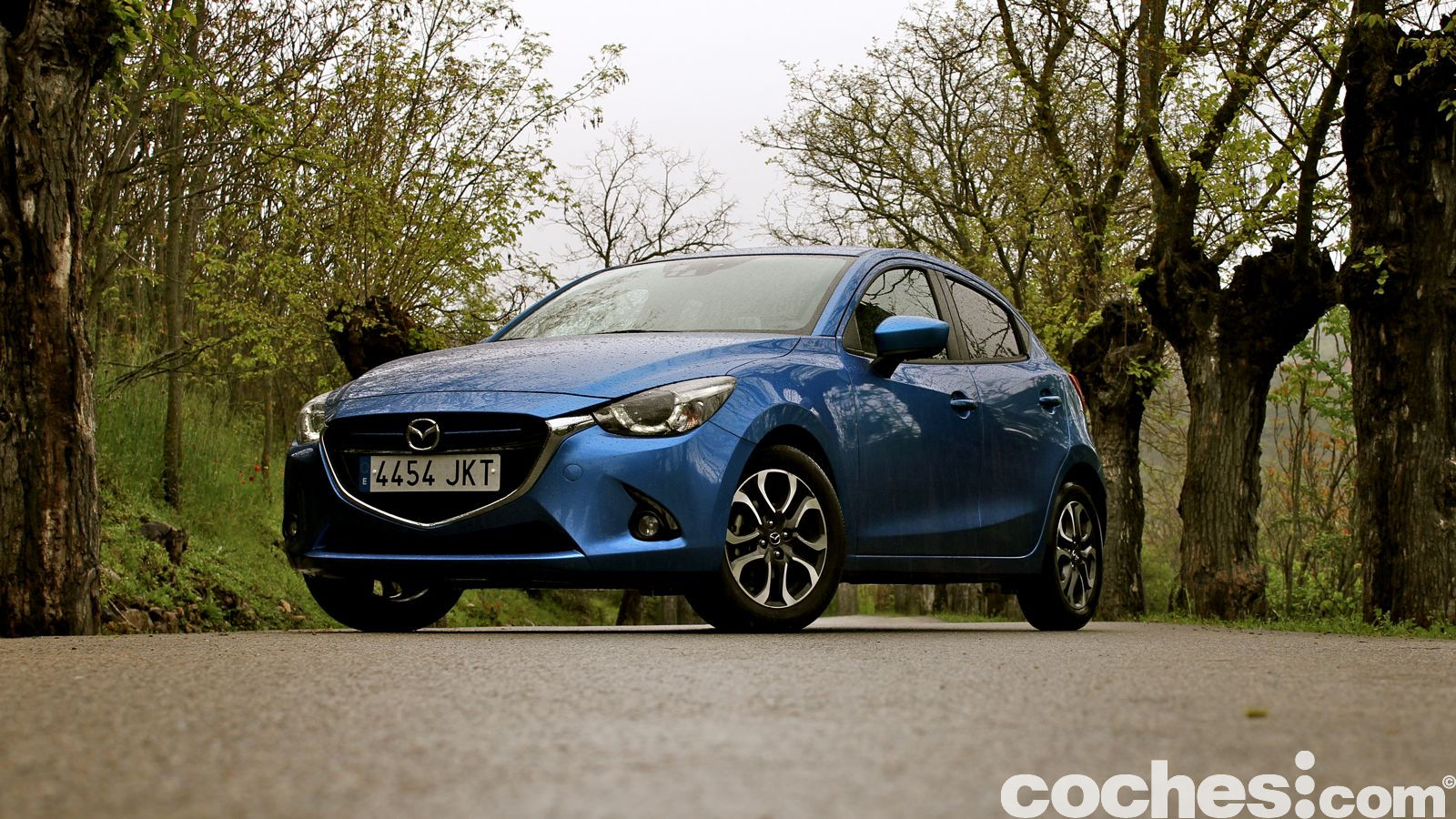El Mazda 2 es una apuesta urbana diferente. Por estilo, cuidado por el detalle, equipamiento... y su motor 1.5 Skyactiv-G de 90 CV que va a contracorriente.