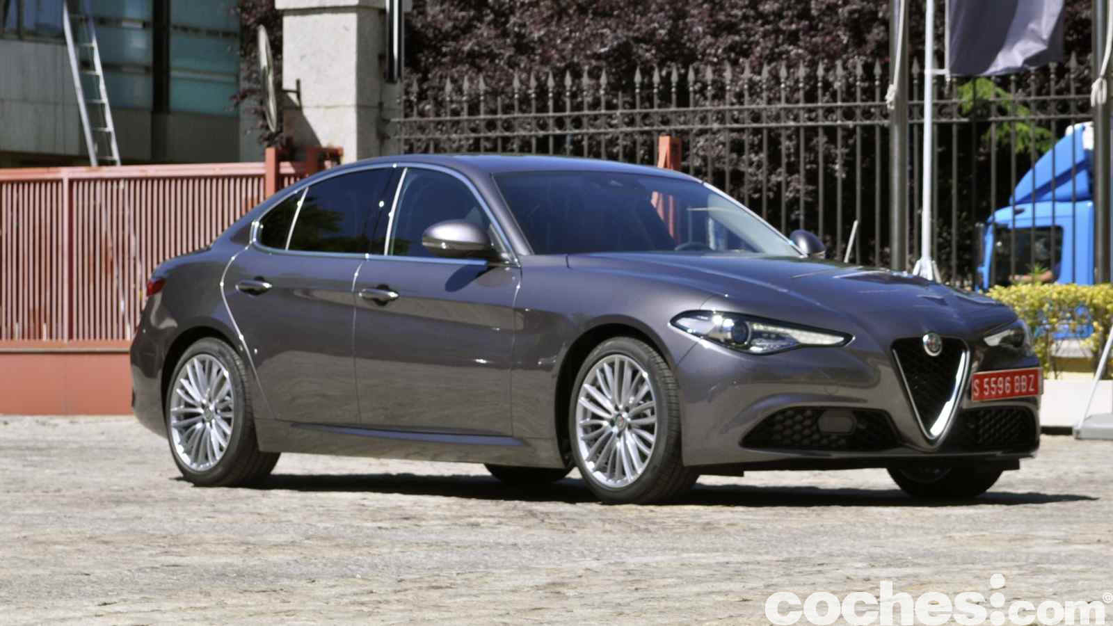 Ponemos a prueba el Alfa Romeo Giulia 2016 con motor diésel 2.2 litros de 180 CV. Un coche que llega al mercado con una imagen y dinámica muy atractiva.