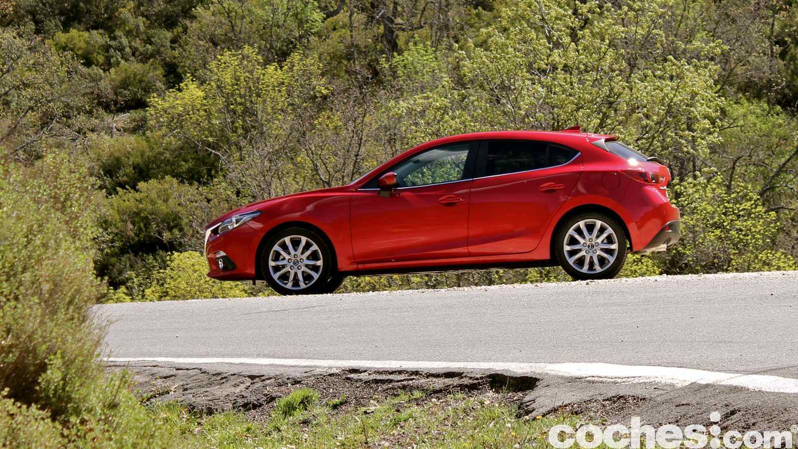 Nos ponemos al volante del Mazda 3 diésel más potente. Un compacto muy refinado y bien acabado con un motor que sorprende por su capacidad en todo momento.