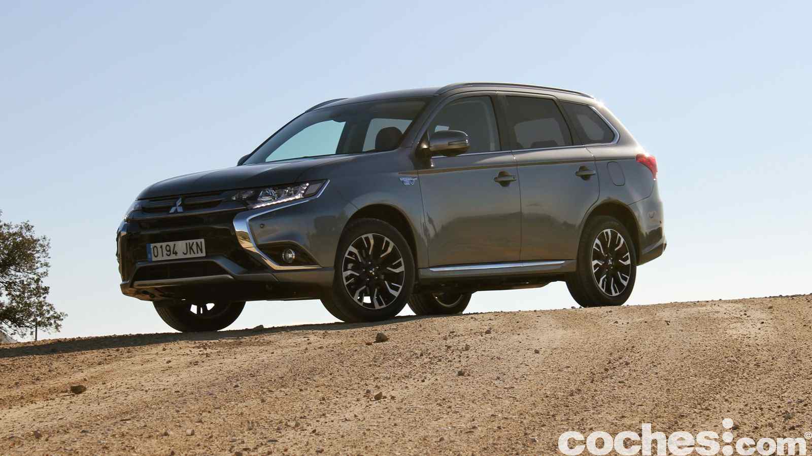 El Mitsubishi Outlander PHEV 2016 es un coche que puede interesar a personas que realicen muchos desplazamientos urbanos a menudo. En caso contrario, no compensa.