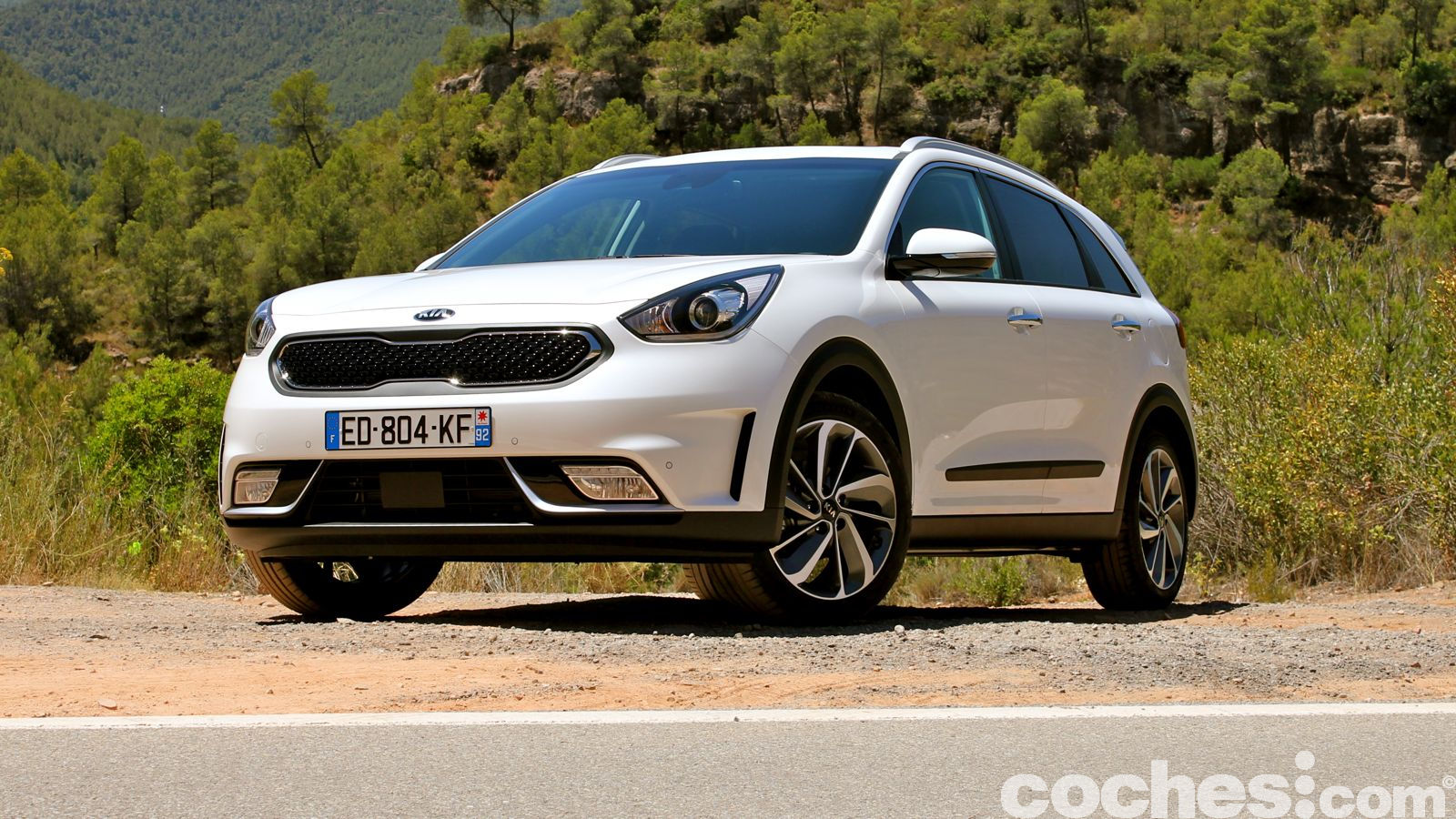Nos ponemos al volante del Kia Niro 2017, un SUV híbrido que no renuncia a un comportamiento dinámico, con una gran habitabilidad y pocos puntos débiles.