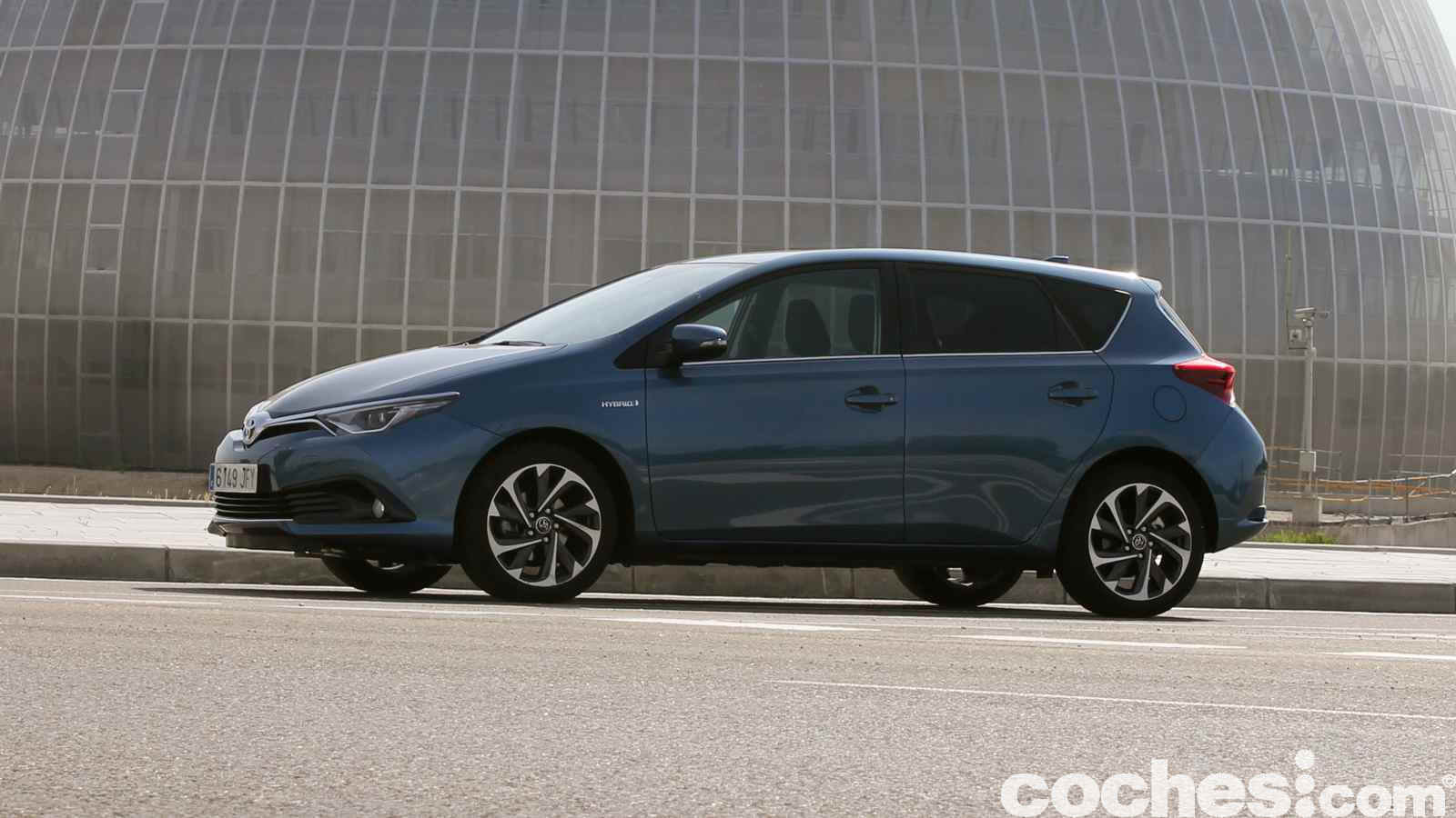 El Toyota Auris Hybrid 2015 es un compacto con motorización híbrida que puede ser muy recomendable para conductores tranquilos que busquen máxima suavidad.