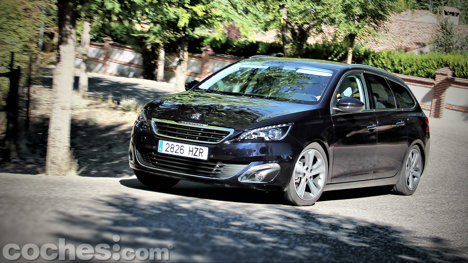 Nos ponemos al volante del Peugeot 308 SW, un compacto familiar efizaz y tecnológico que cuida a sus ocupantes con un motor de gasolina pequeño, pero capaz.