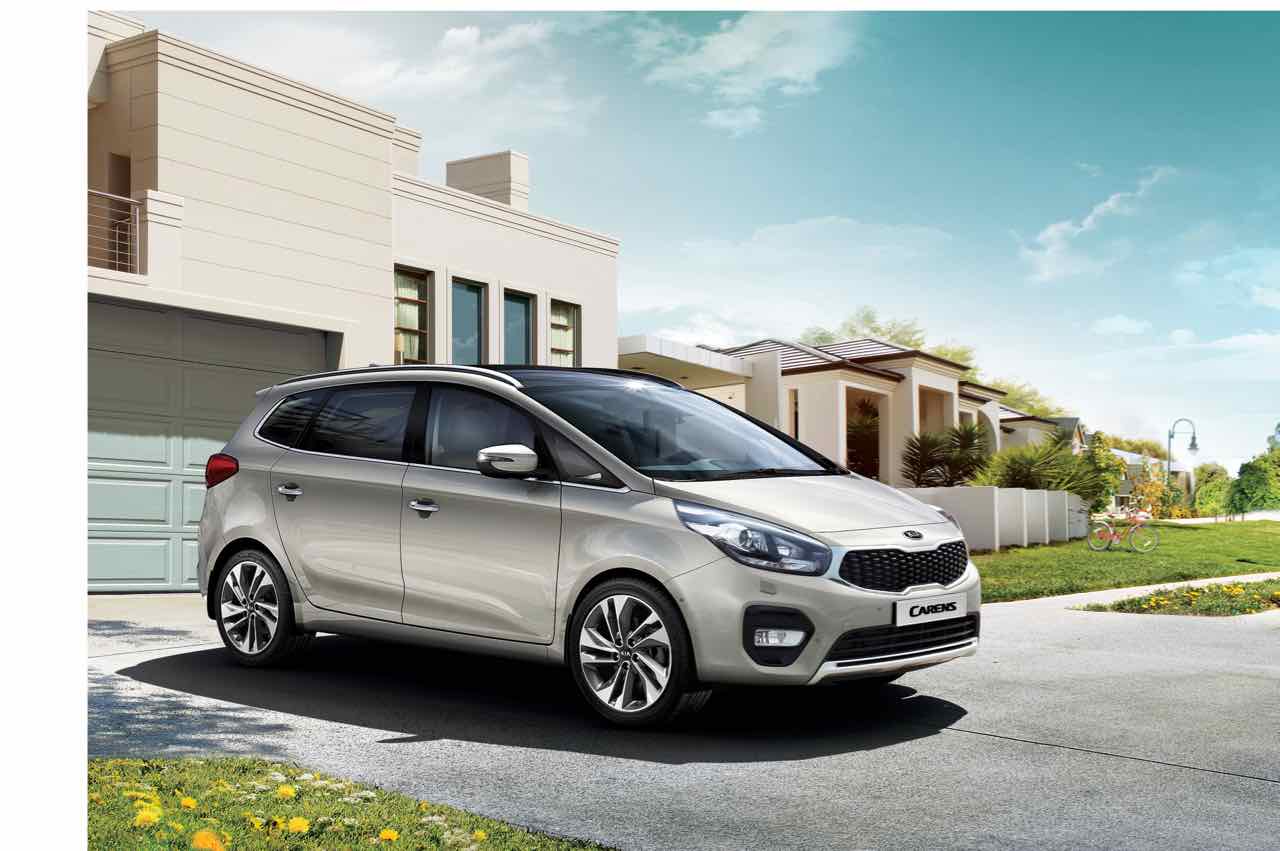 Imagen de El Kia Carens 2017 renueva el diseño exterior y refina el habitáculo, con mejores acabados, al tiempo que gana equipamiento de seguridad y conectividad.