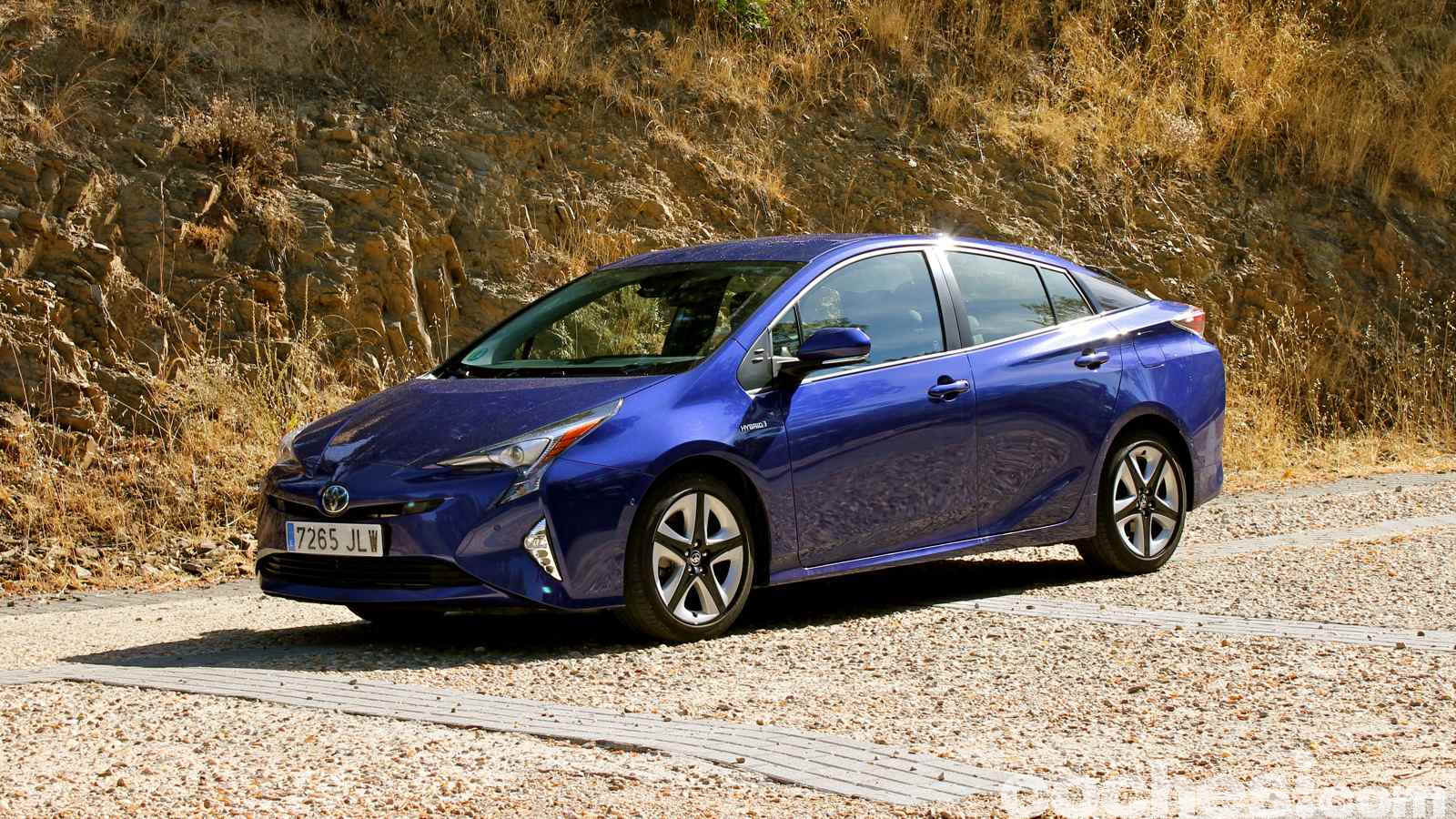 El Toyota Prius 2016 es la 4ª generación del primer coche híbrido. Su diseño es peculiar, pero gasta muy poco y ofrece un altísimo confort y equipamiento.