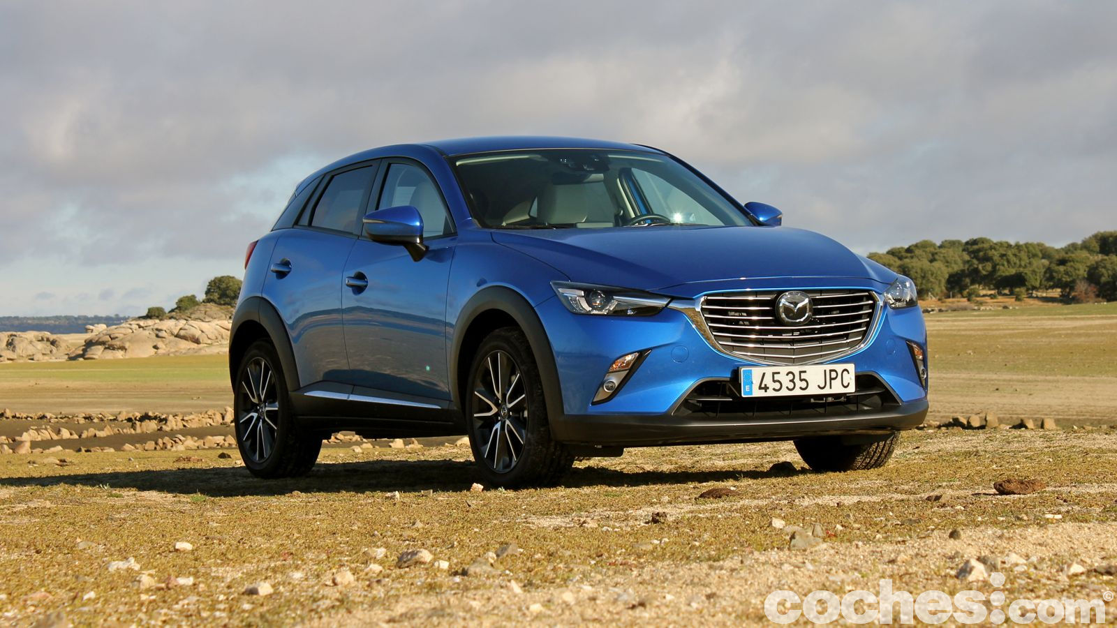 El Mazda CX-3 es un SUV pequeño con buenas cualidades dinámicas. Lo probamos con motor 1.5 SkyActiv D diésel de 105 CV, cambio automático y tracción total.