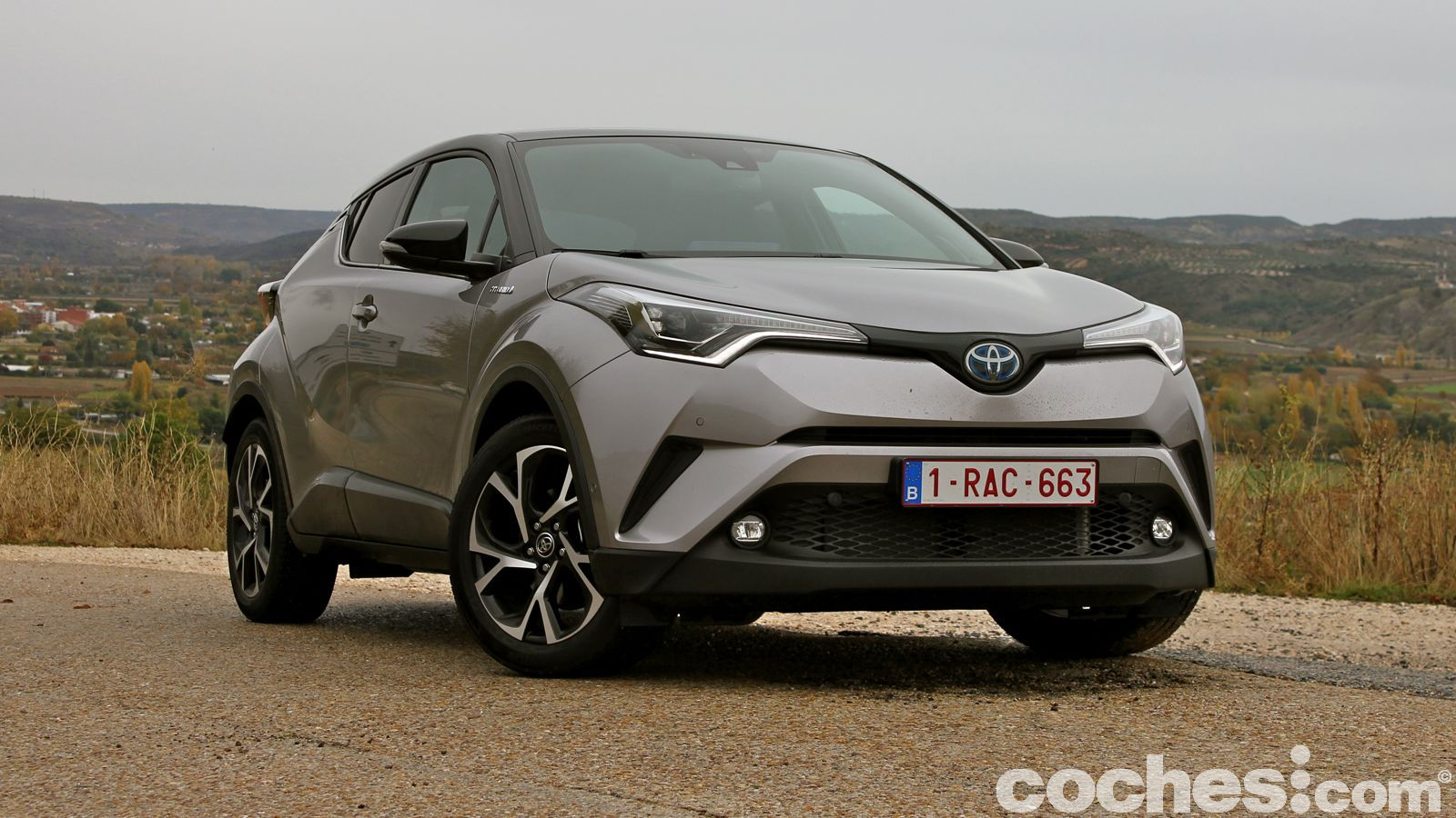 El Toyota C-HR llega al mercado con un diseño muy diferenciado que penaliza la practicidad y un motor híbrido que pretende conquistar por comportamiento.