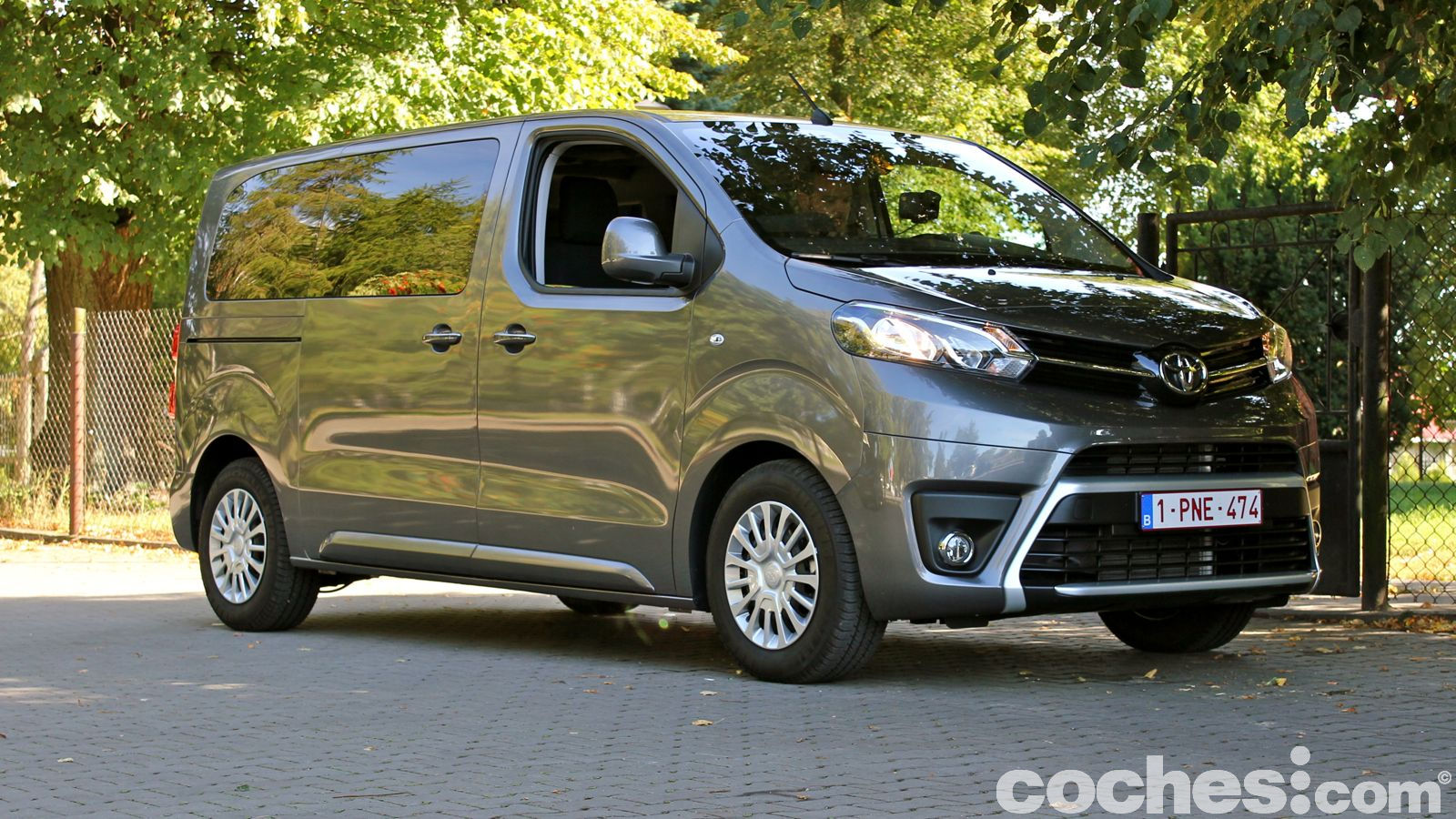 Nos ponemos al volante del nuevo Toyota Proace Verso, una furgoneta muy cercana a los monovolúmenes por comportamiento y equipamiento disponible.