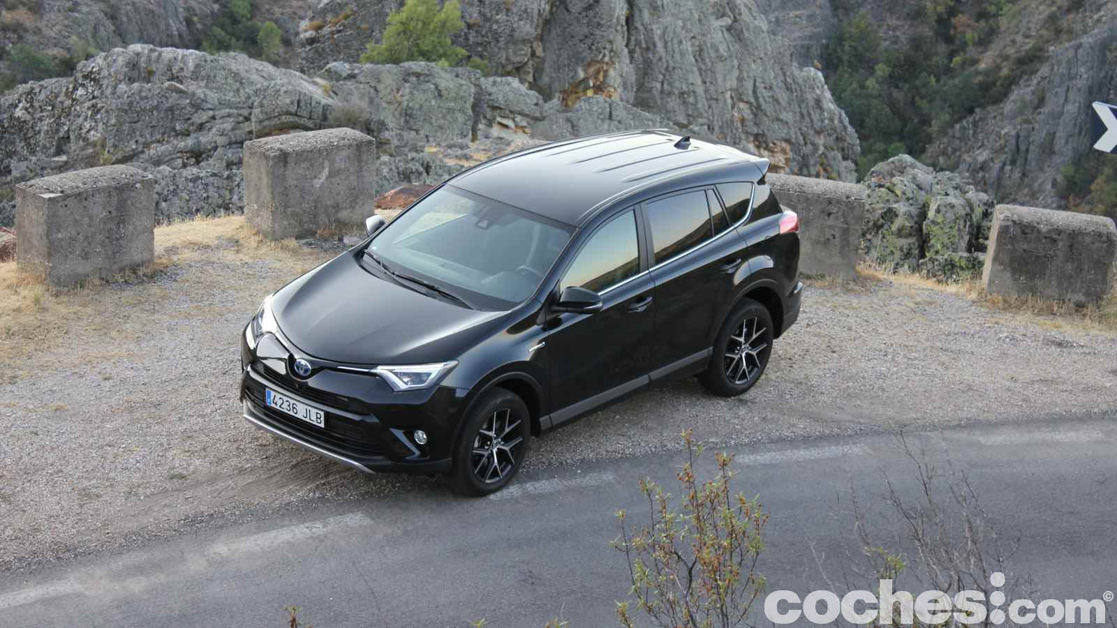 Conducimos Toyota RAV4 Hybrid, un SUV híbrido que se demuestra amplio, cómodo y una opción muy válida para circular tranquilo con un consumo comedido.