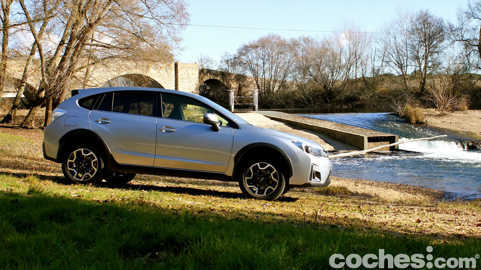 El Subaru XV cumple con solvencia en ciudad y carretera y promete no arrugarse al abandonar el asfalto. Lo probamos a fondo en todo tipo de terrenos.