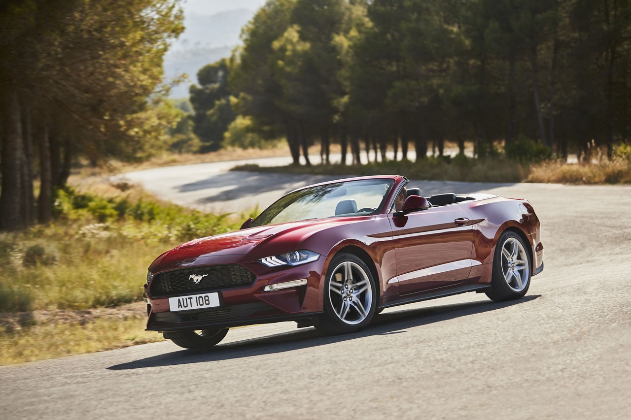 Imagen de El Ford Mustang Convertible 2018 hereda diseño, tecnología y motores del Fastback y suma la capota de lona para cubrir su habitáculo para cuatro ocupantes.