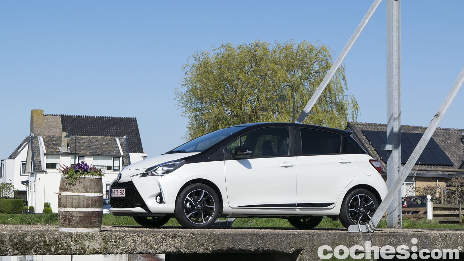 Prueba y opinión del Toyota Yaris 2017. Entre sus novedades está el motor de gasolina 1.5 VVT-iE de 111 CV que hemos conducido.