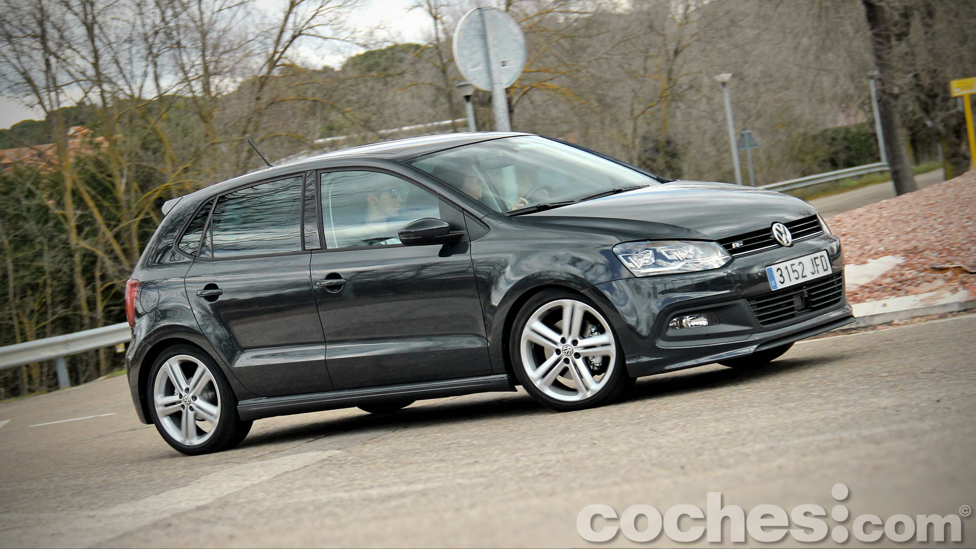 Conducimos el Volkswagen Polo Sport R-Line 1.2 TSI. Cuenta con un motor flexible, suave… y eficiente. A su seria estética añade una pizca de deportividad.