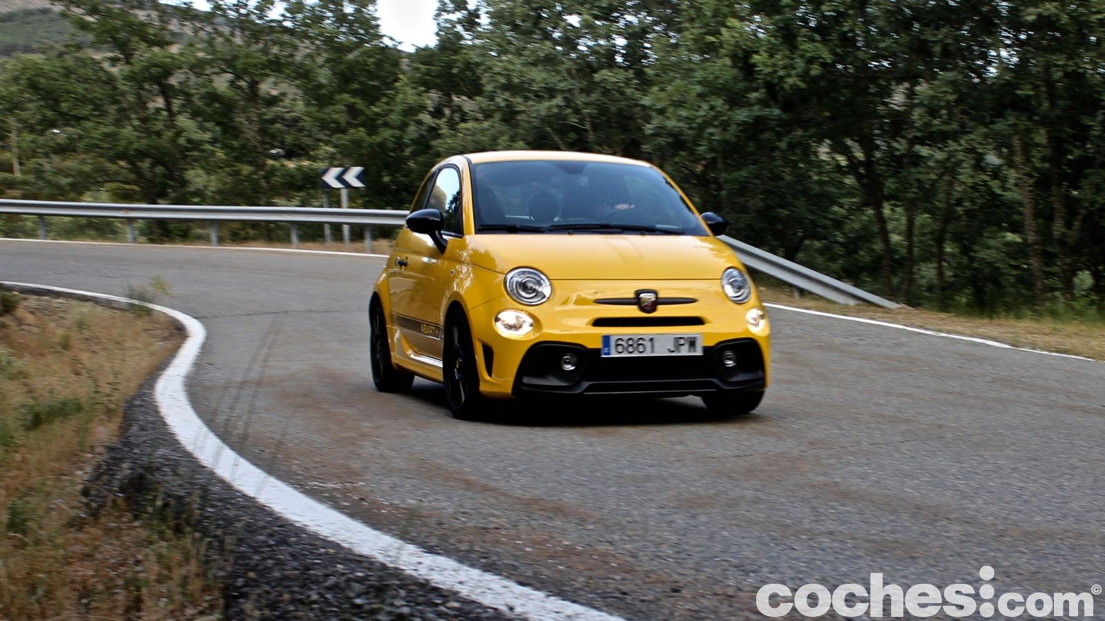 Prueba y opinión del Abarth 595 Competizione. Con 180 CV y apenas una tonelada tiene prestaciones de deportivo, pero hay que lidiar con sus peculiariedades.