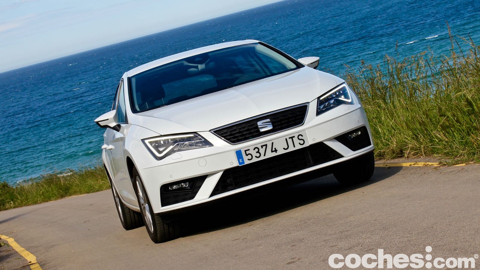Prueba y opinión del nuevo Seat León TDI de 115 CV. Tiene un buen comportamiento dinámico, gasta poco y destaca por la tecnología que puede montar.