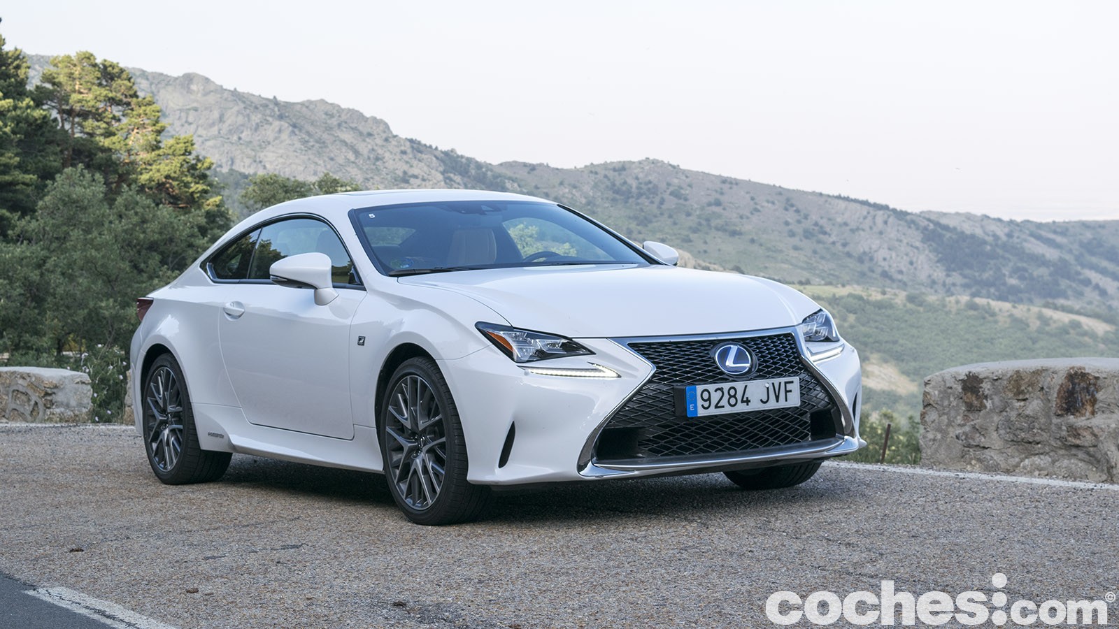 Prueba y opinión del Lexus RC 300h, un coupé de cuatro plazas con sistema de propulsión híbrido.