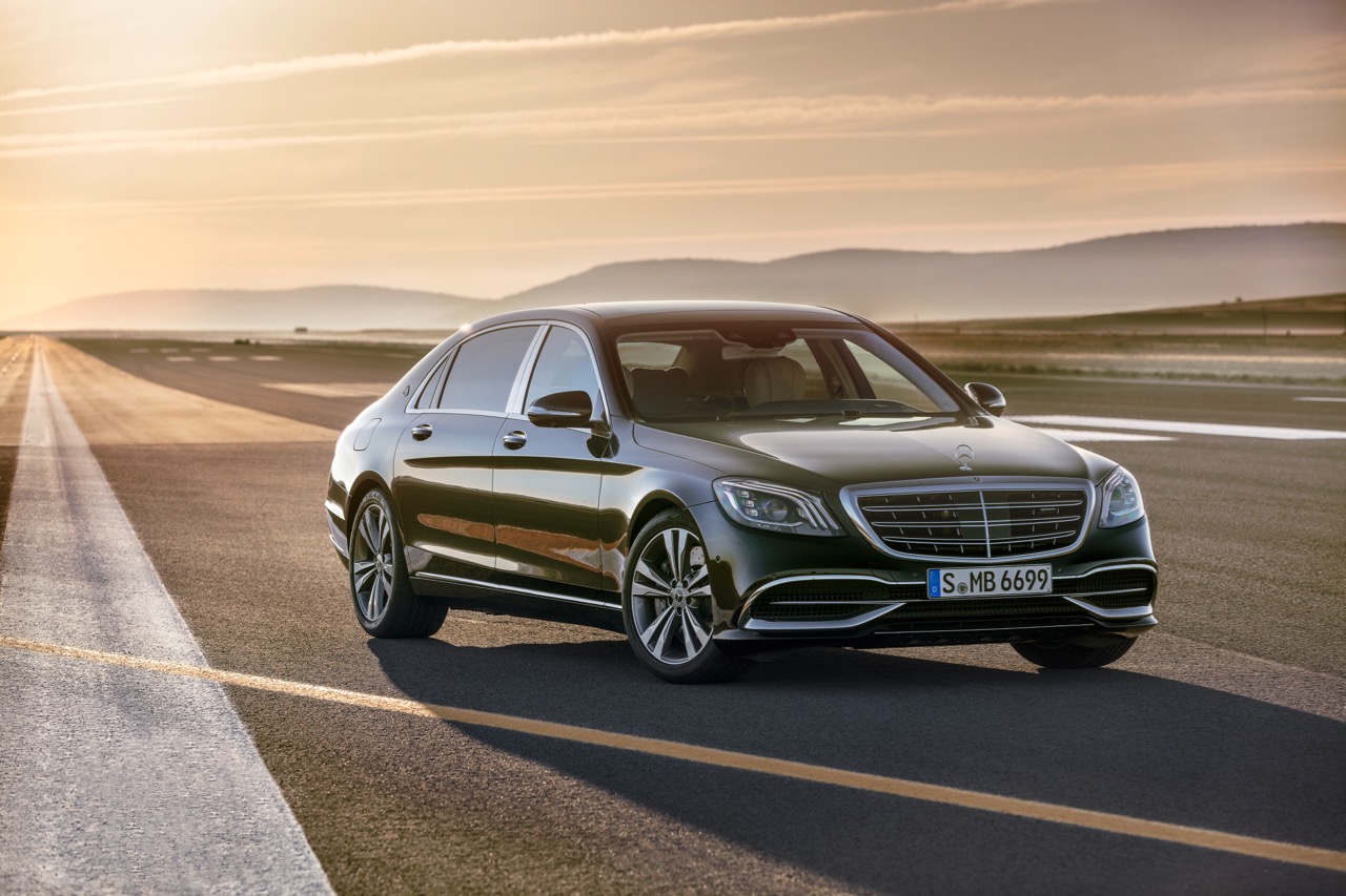 Imagen de El Mercedes-Maybach Clase S 2017 es el modelo más lujoso de la marca. Se basa en el Clase S de batalla extendida y cuenta con un completísimo equipamiento.