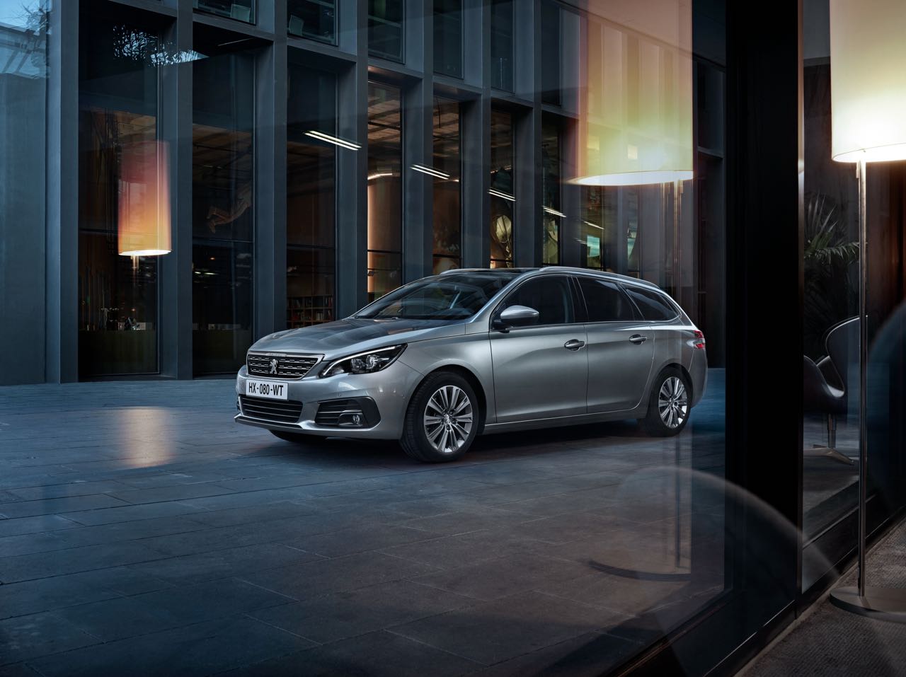 Imagen de El Peugeot 308 SW 2017 es la actualización del familiar compacto. Revisa su gama de motores y gana equipamiento con tecnología más avanzada.