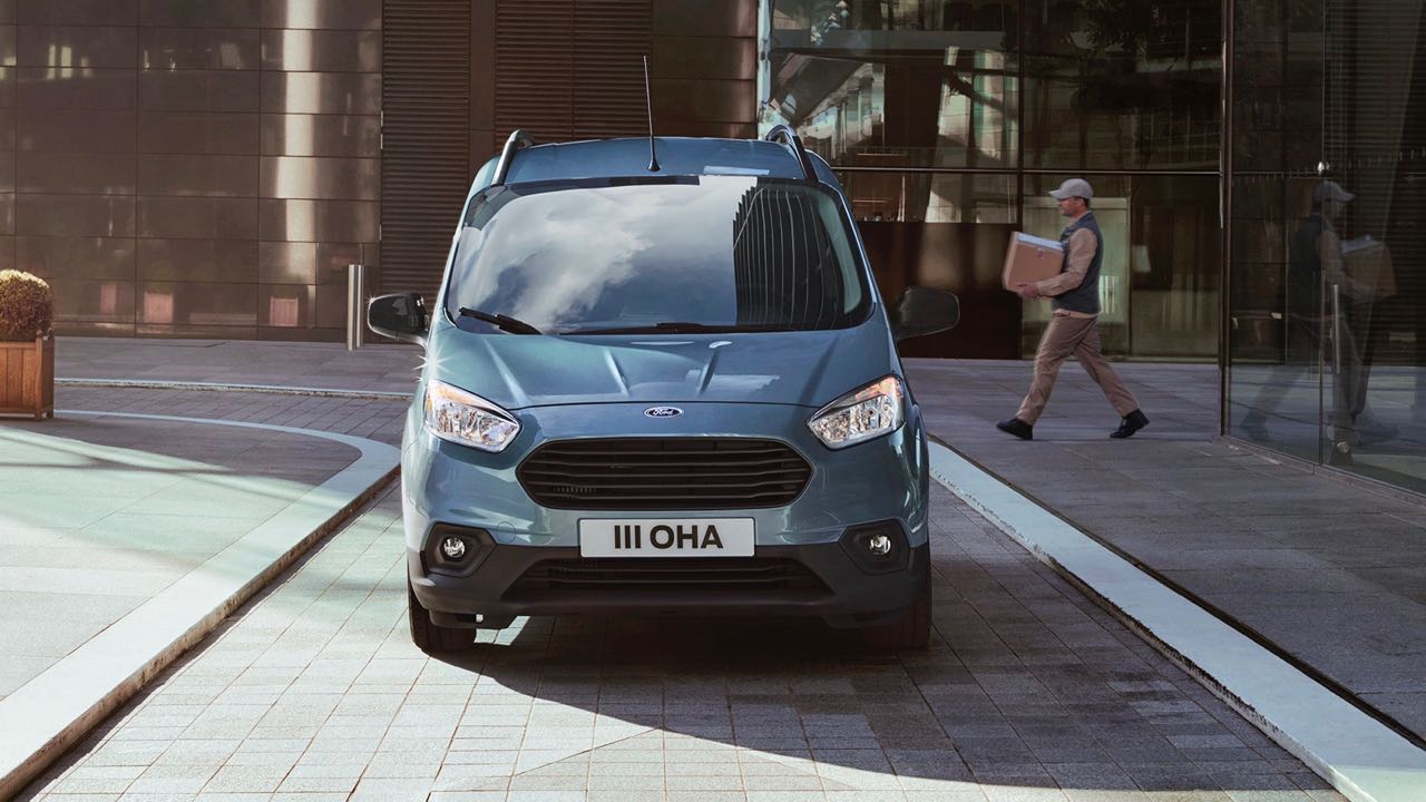 Imagen de El Ford Transit Courier 2018, el más pequeño de la gama Transit, actualiza su imagen y gana una renovada gama de mecánicas y equipamiento.