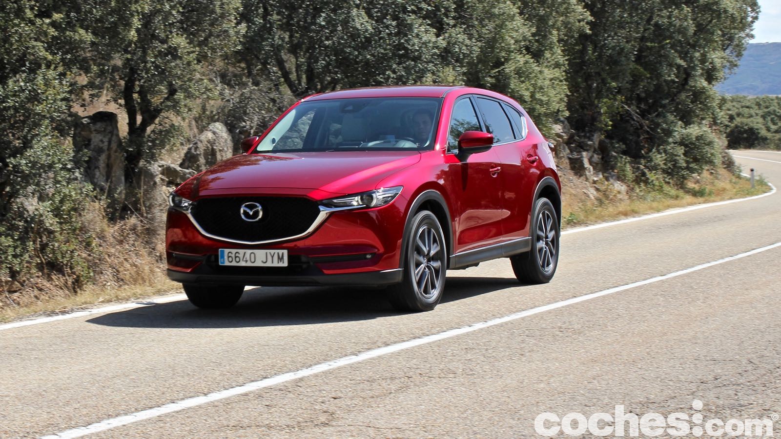 Ponemos a prueba el Mazda CX-5 2017 con el motor de gasolina 2.0 Skyactiv-G. Ahora es un coche más refinado, con un buen tacto de conducción.