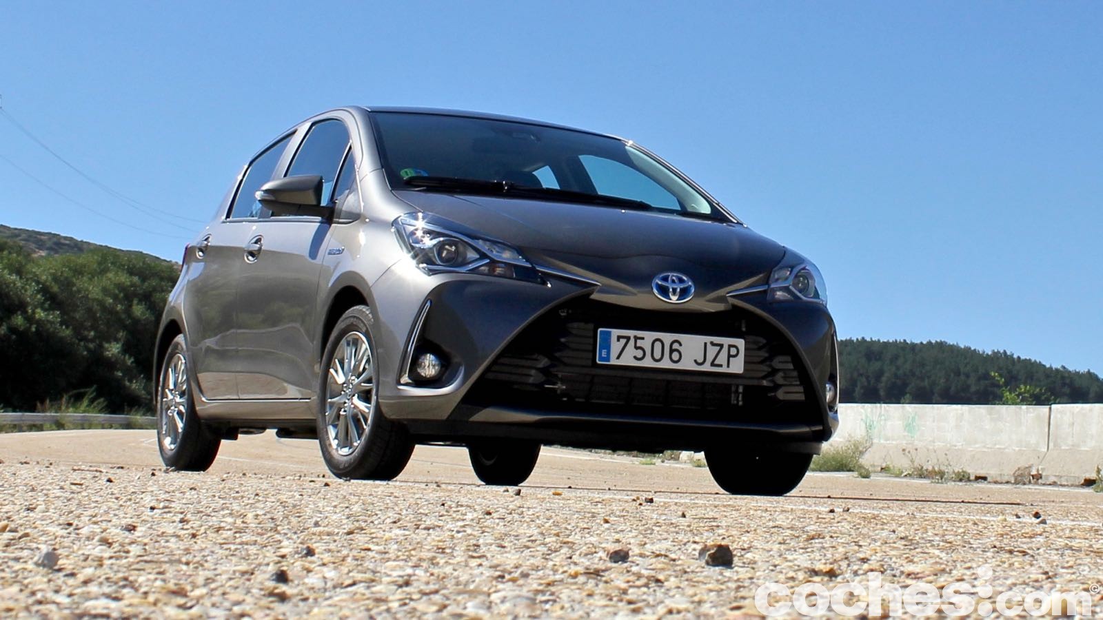 El Toyota Yaris Hybrid es el coche perfecto para ciudad, donde su tecnología demuestra todo su potencial. ¿Pero qué ocurre cuando sale de ella?