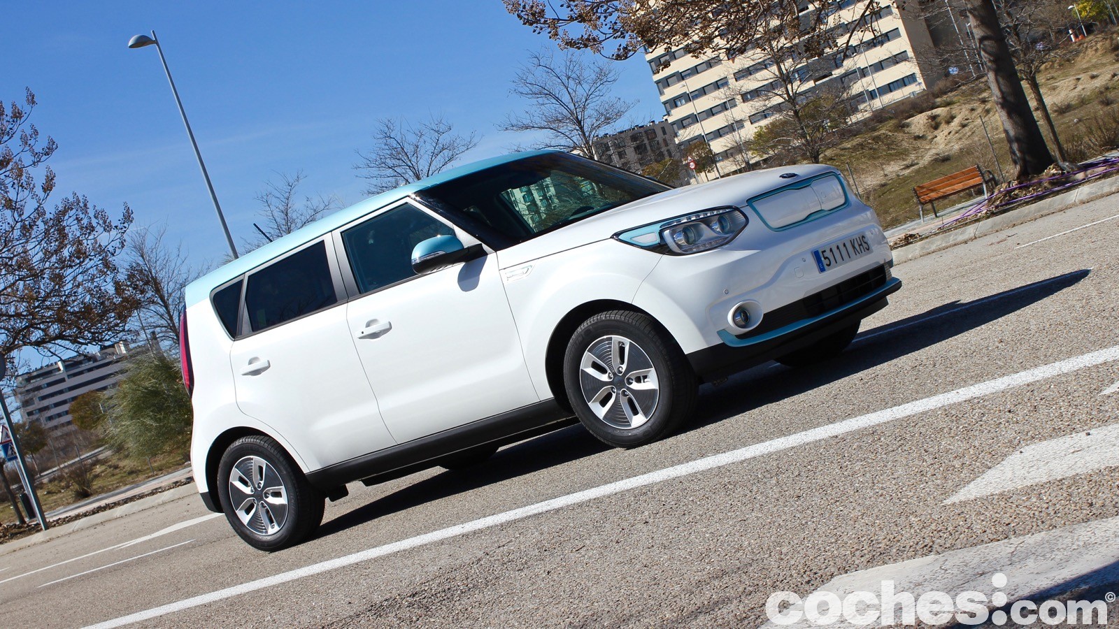 Conducimos el Kia Soul EV, un coche eléctrico que llama la atención por su estética pero que resiste muy digno la comparación con sus rivales del segmento.