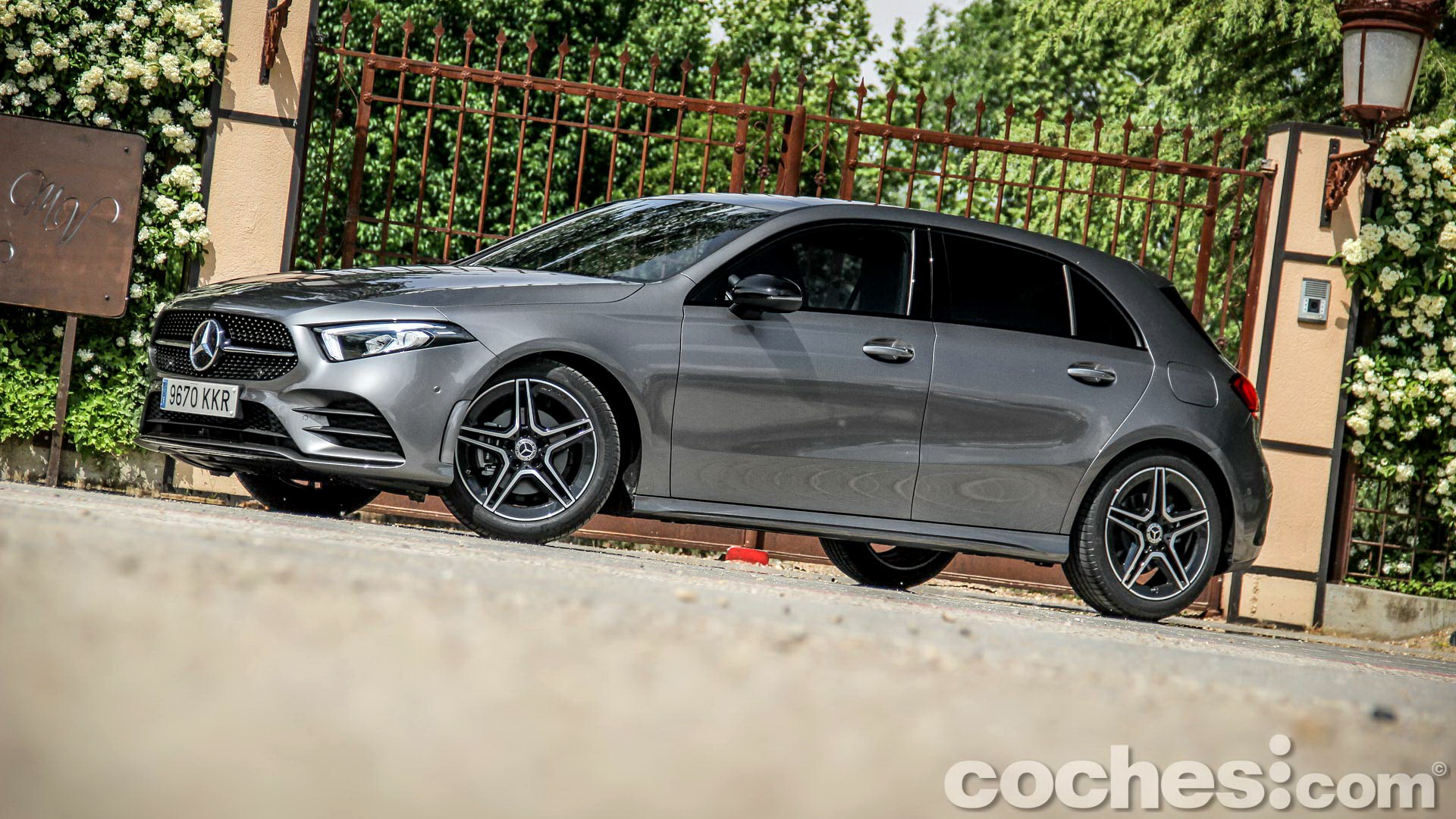 “Hola Mercedes”: dos palabras bastan para abrir ante nosotros todo un mundo de posibilidades tecnológicas y de conectividad hasta ahora nunca vistas en un modelo compacto. La cuarta generación del Mercedes-Benz Clase A viene a convertirse en la referencia del segmento, ¿estará a la altura de la expectación levantada?