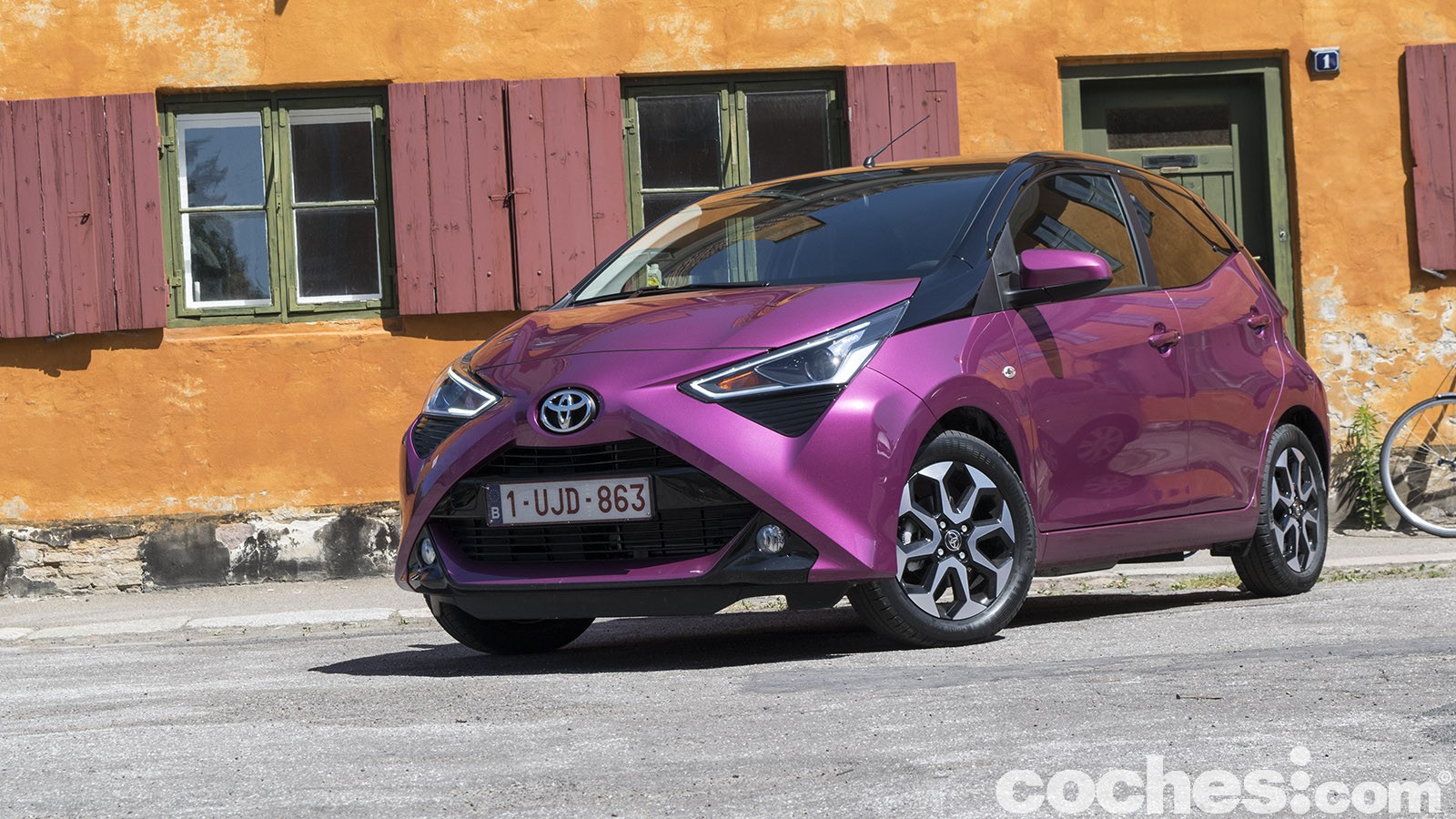 Ponemos a prueba al Toyota Aygo, uno de los vehículos urbanos más populares. Tras una renovación recibe una imagen distintiva y algunos detalles en el interior. Su equipamiento se completa y el motor 1.0 VVT-i se pone a punto y desarrolla 72 CV.