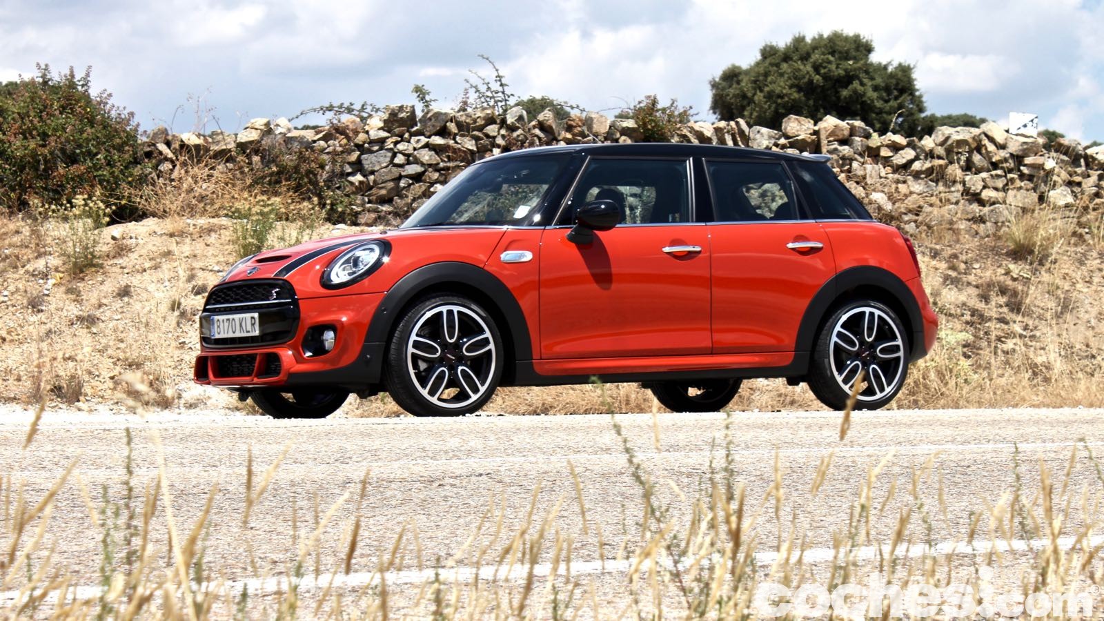 Nos ponemos al volante del MINI 5 puertas Cooper S, la variante más potente de un modelo que ha mejorado su estética y más cosas.