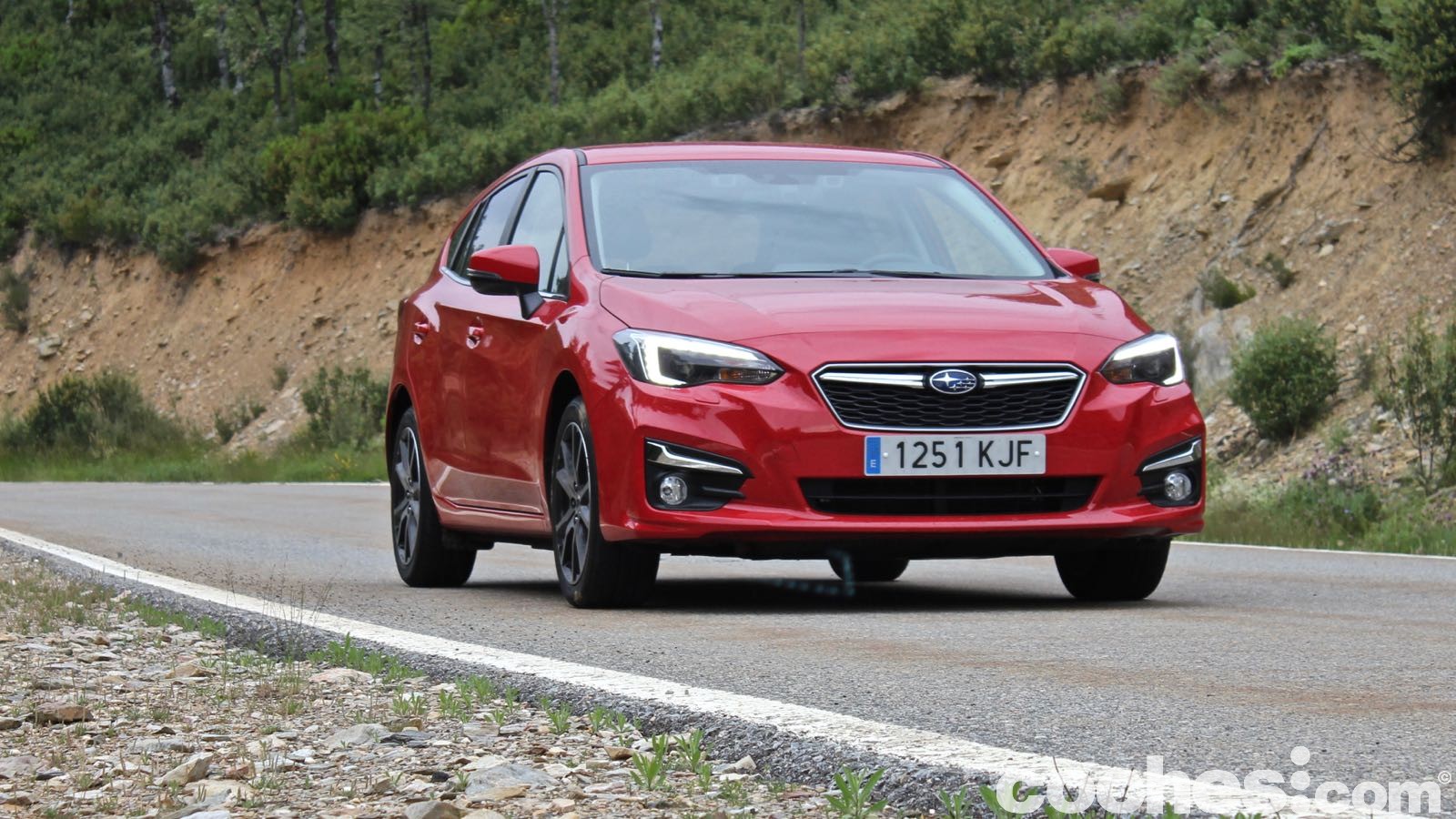 Prueba del Subaru Impreza 2018. Se trata de un coche muy seguro, con un interior muy amplio y bien rematado, pero su motor y cambio rechinan un poco.