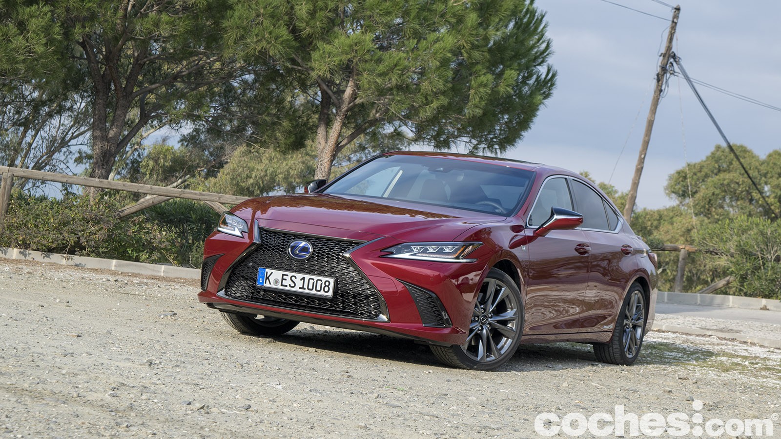 Ponemos a prueba al nuevo Lexus ES 300h, un sedán grande que llega a Europa con un diseño atrevido y el sistema de propulsión híbrido.