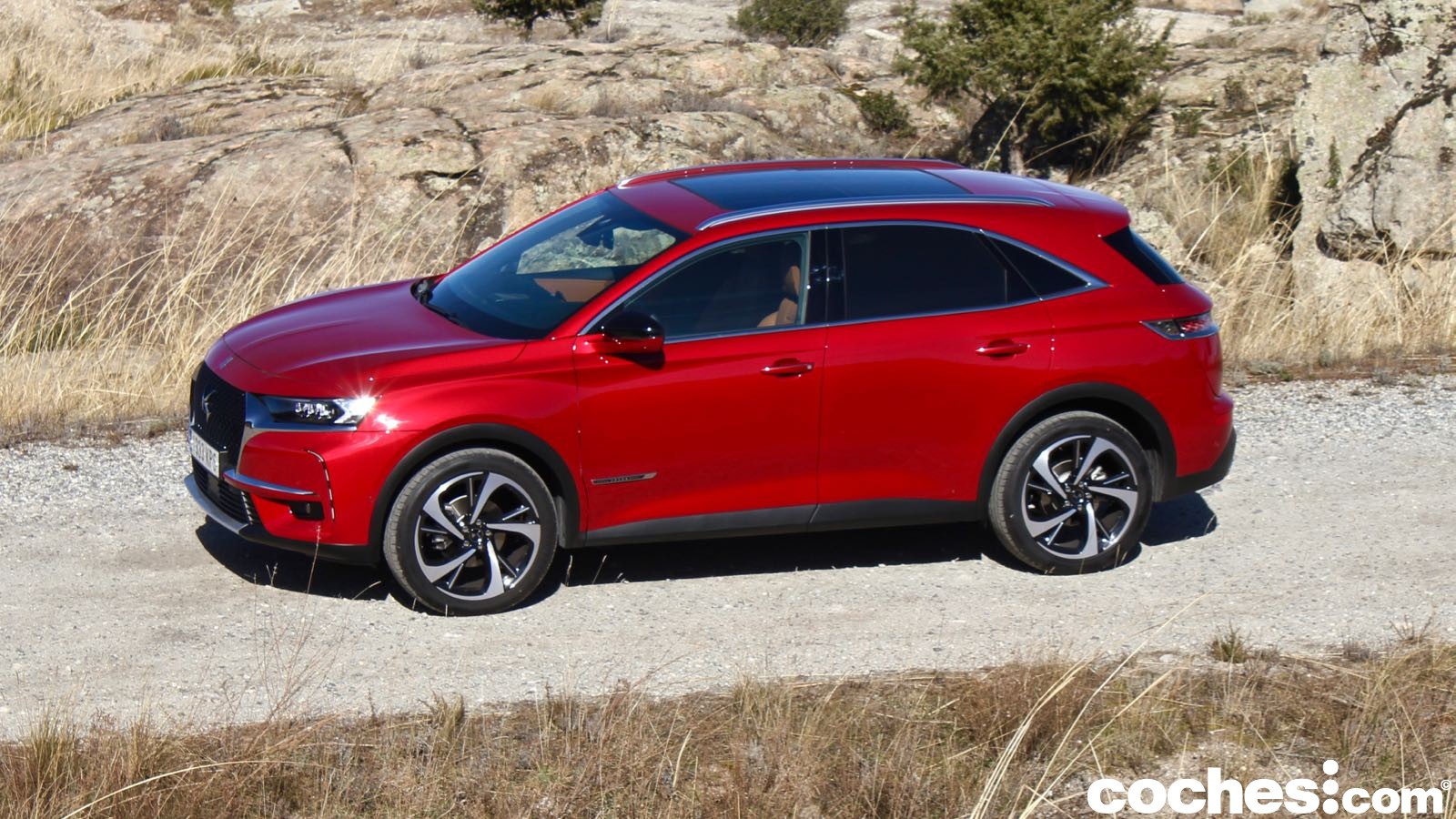 Ponemos a prueba el DS 7 Crossback, un SUV medio que ataca el segmento premium con un rodar confortable y acabados de autnetico lujo.