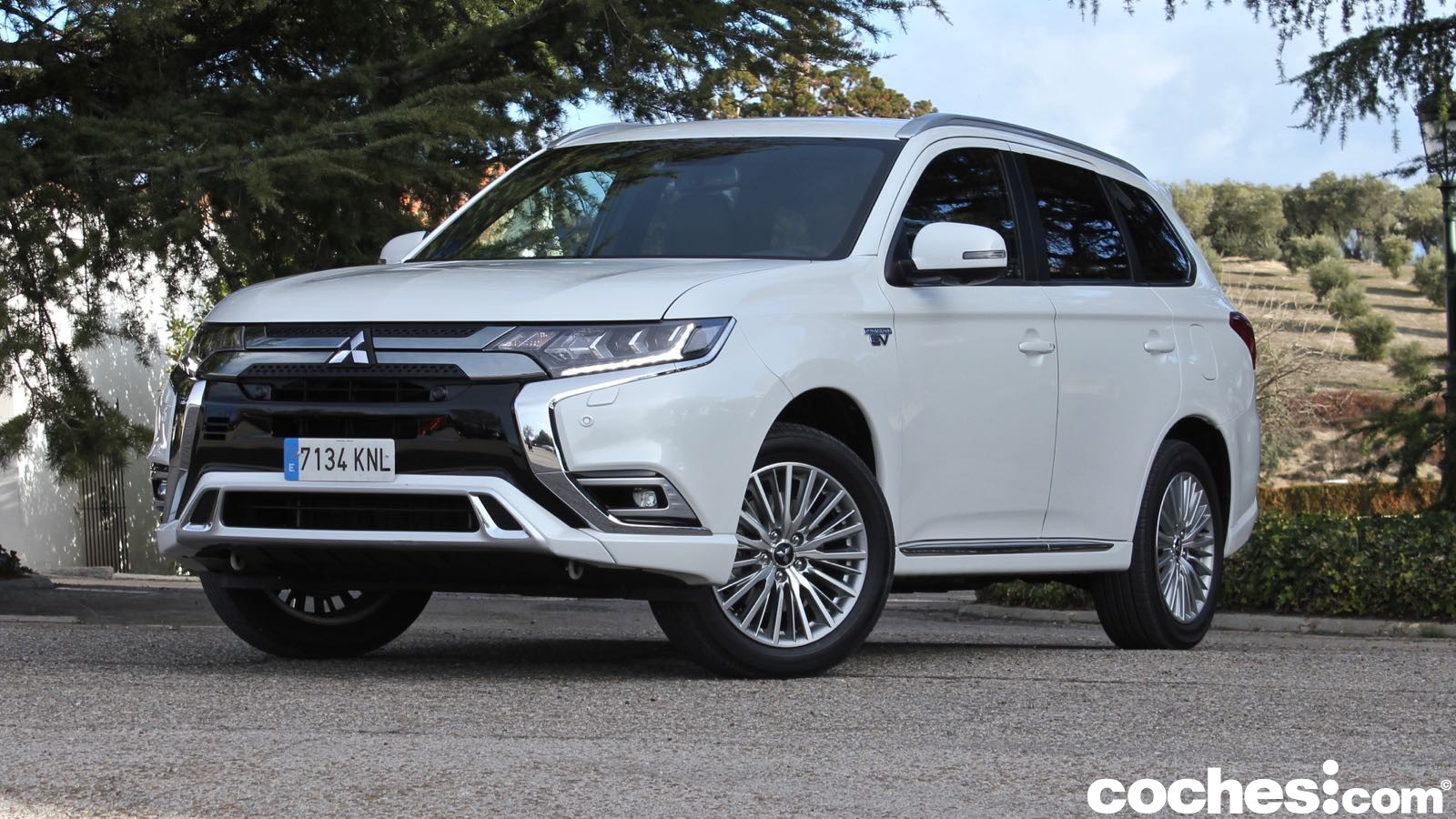 ¿Interesa un SUV híbrido enchufable? Conducimos el Mitsubihsi Outlander PHEV, el más vendido, para ver cuáles son sus armas para conquistar.