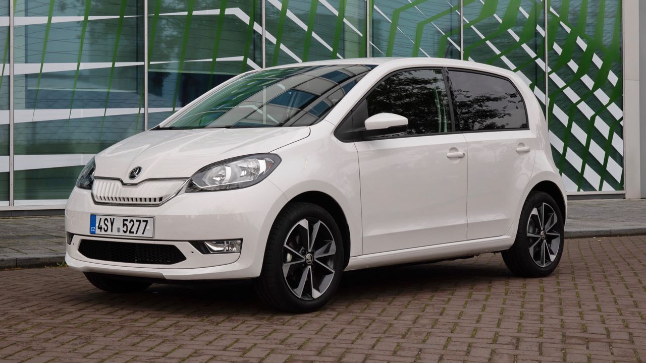 Imagen de El Skoda Citigo-e iV es el primer eléctrico de la marca. Ofrece 83 CV de potencia, una autonomía de 260 km y dos niveles de acabado.