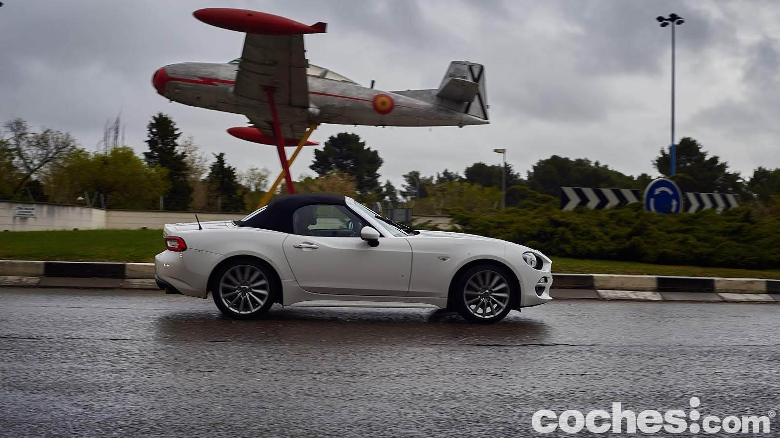Probamos el Fiat 124 Spider con motor gasolina turbo de 140 CV, el deportivo italiano comparte que plataforma con el Mazda MX-5.