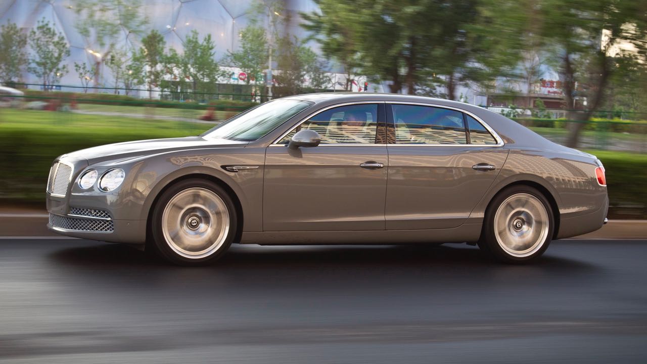 Imagen de El Bentley Flying Spur 2014 es la segunda generación de este sedán de lujo, con un motor V8 biturbo o el majestuoso W12 y todas las comodidades imaginables.