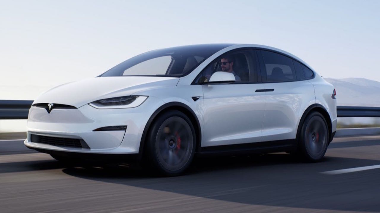 Imagen de El Tesla Model X 2021 varía aspecto exterior e interior y reorganiza su gama respecto a su antecesor. Destaca por autonomía, pero es caro.