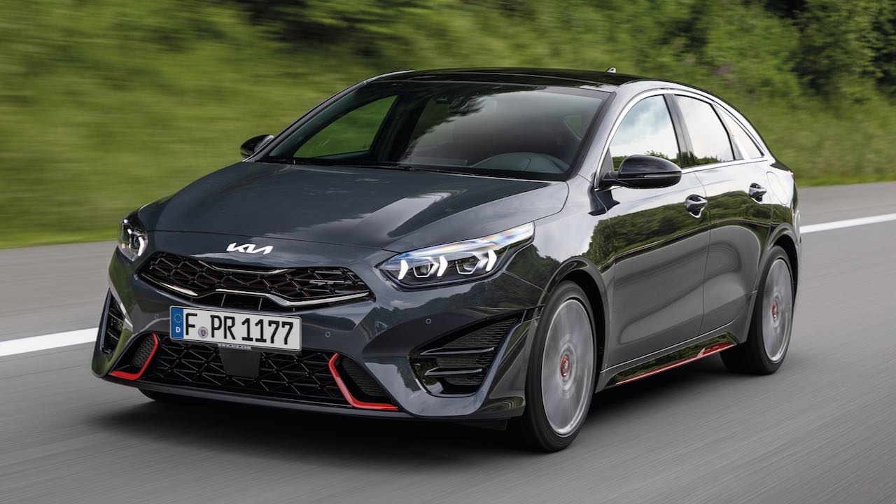 Imagen de El Kia Proceed 2022 es la carrocería con tintes más deportivos de la gama, de tipo shooting brake. Renueva aspecto y dotación tecnológica.