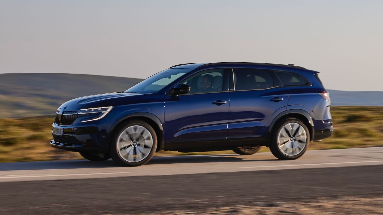 Prueba del Renault Espace. Ahora es un SUV híbrido de 7 plazas, con buen dinamismo en curva y que gasta poco, pero ha perdido modularidad.