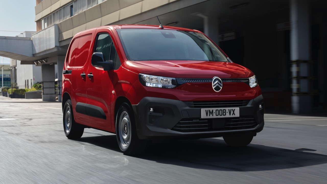Imagen de El Citroën Berlingo Furgon 2024 es la renovada furgoneta, que cambia estéticamente y mejora su dotación, más capacidades del eléctrico.