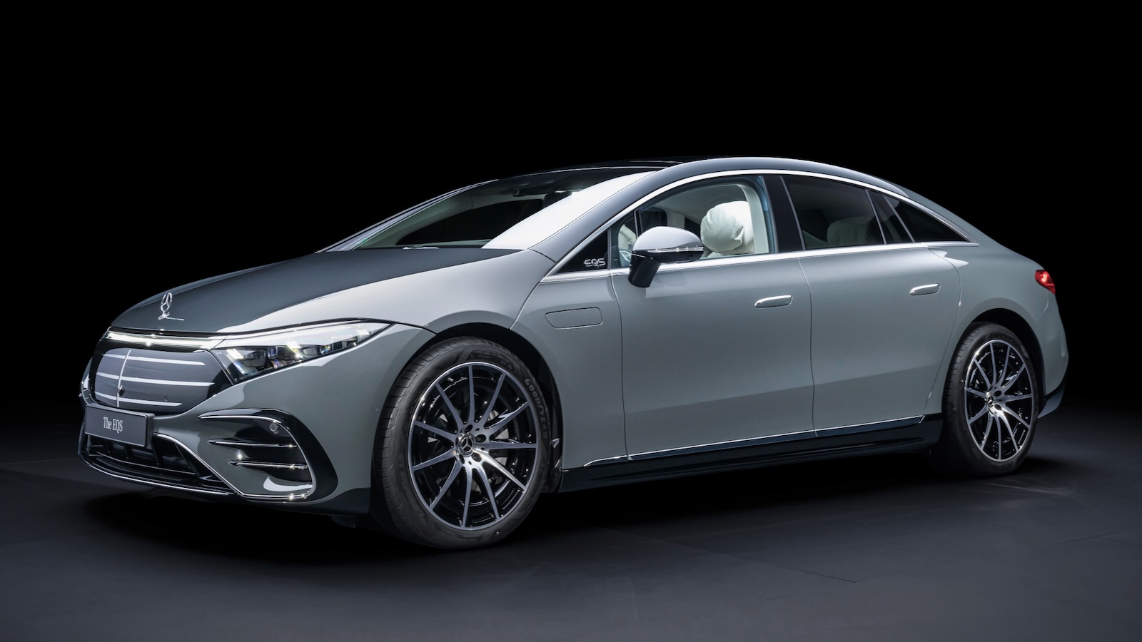 Imagen de El Mercedes EQS 2025 pone al día a la berlina 100 % eléctrica con retoques de diseño, un interior más lujoso y una autonomía mucho mayor.