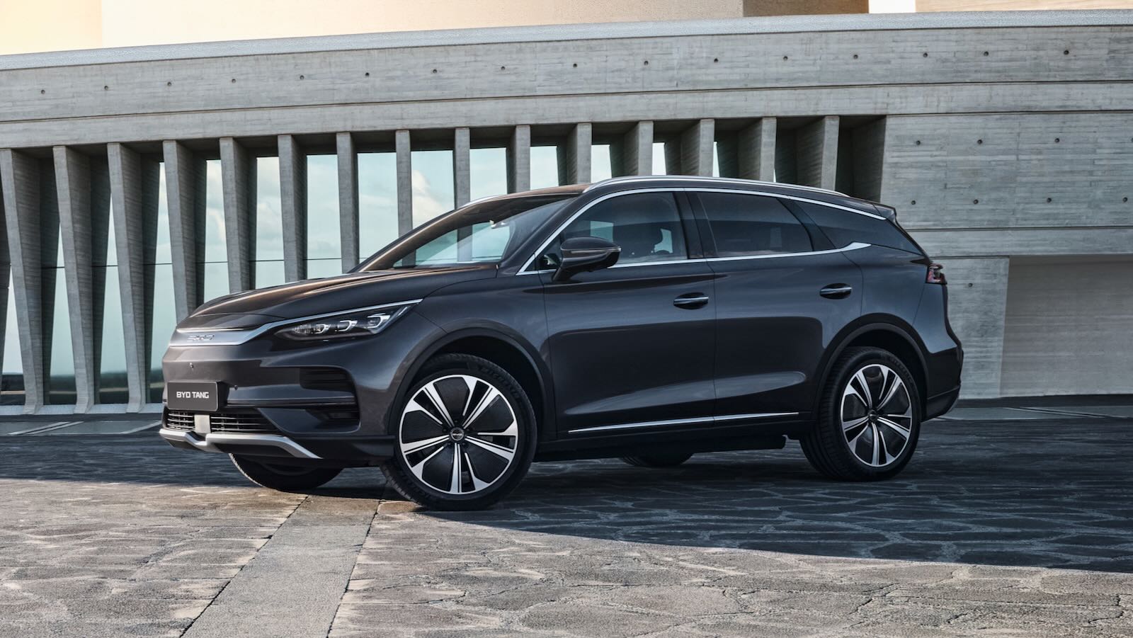 Imagen de El BYD Tang 2025 actualiza al SUV eléctrico de siete plazas con cambios estéticos, mejora de equipamiento y una batería de mayor capacidad.