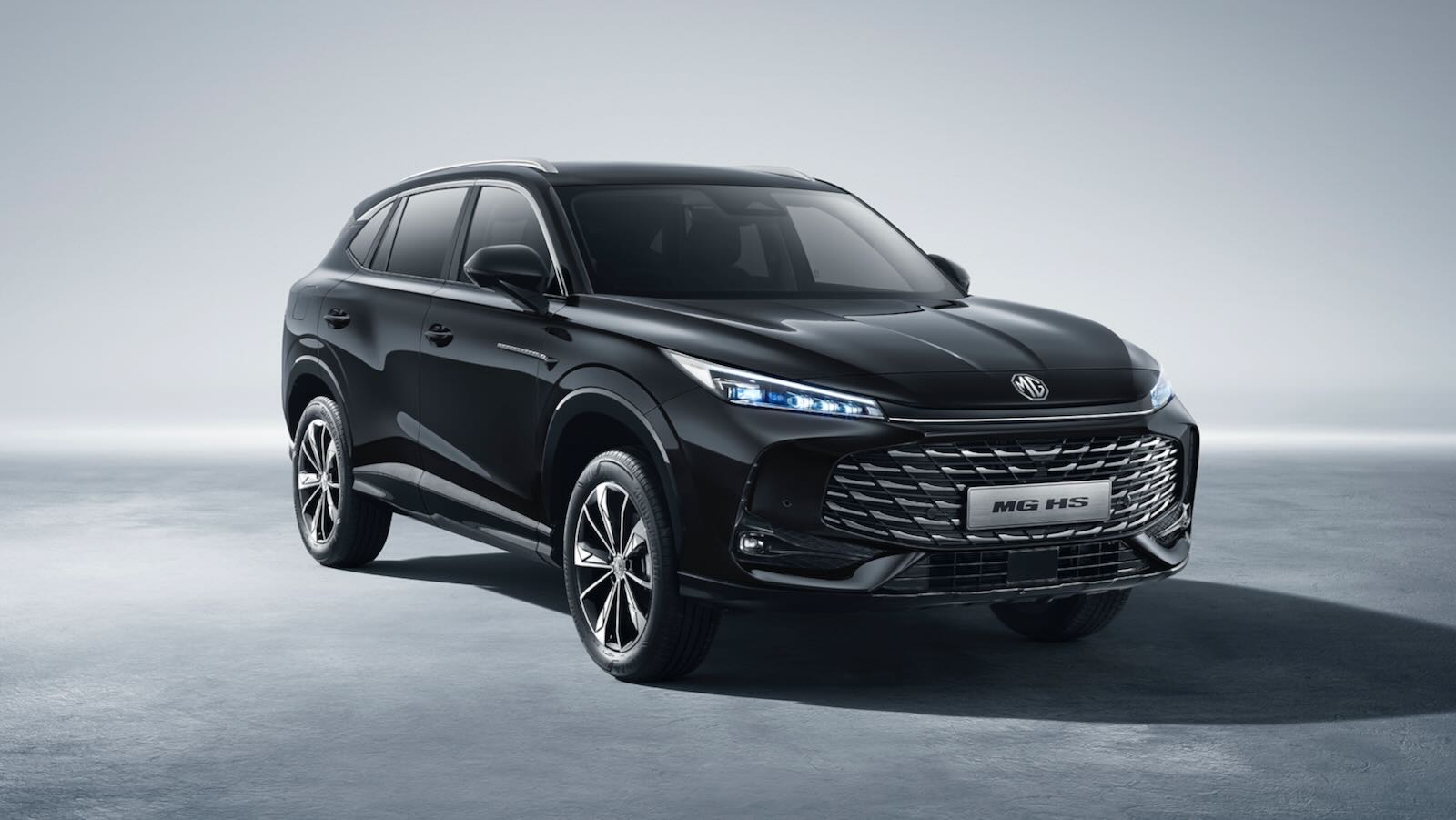 Imagen de El MG HS 2025 es un SUV compacto disponible con motor gasolina y una versión híbrida enchufable. Gana tamaño y equipamiento tecnológico.